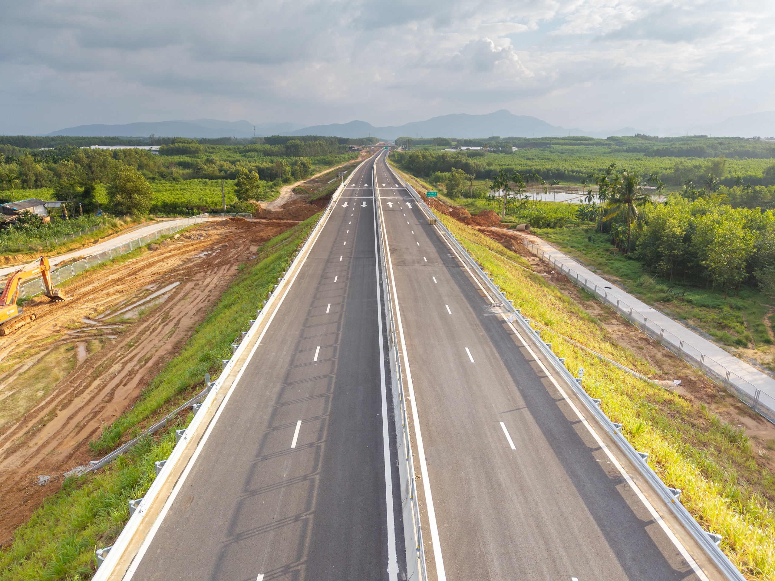 Giữa tháng 4-2026 sẽ thông xe cao tốc Quảng Ngãi - Hoài Nhơn - Ảnh 1.