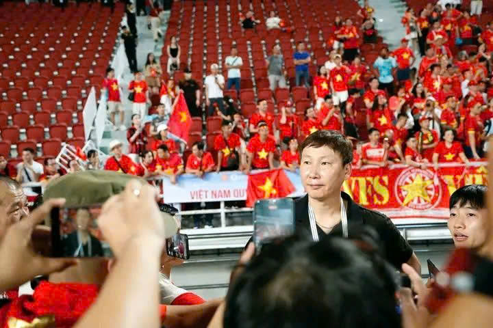 Hình ảnh mới của bóng đá Việt Nam - Ảnh 2.