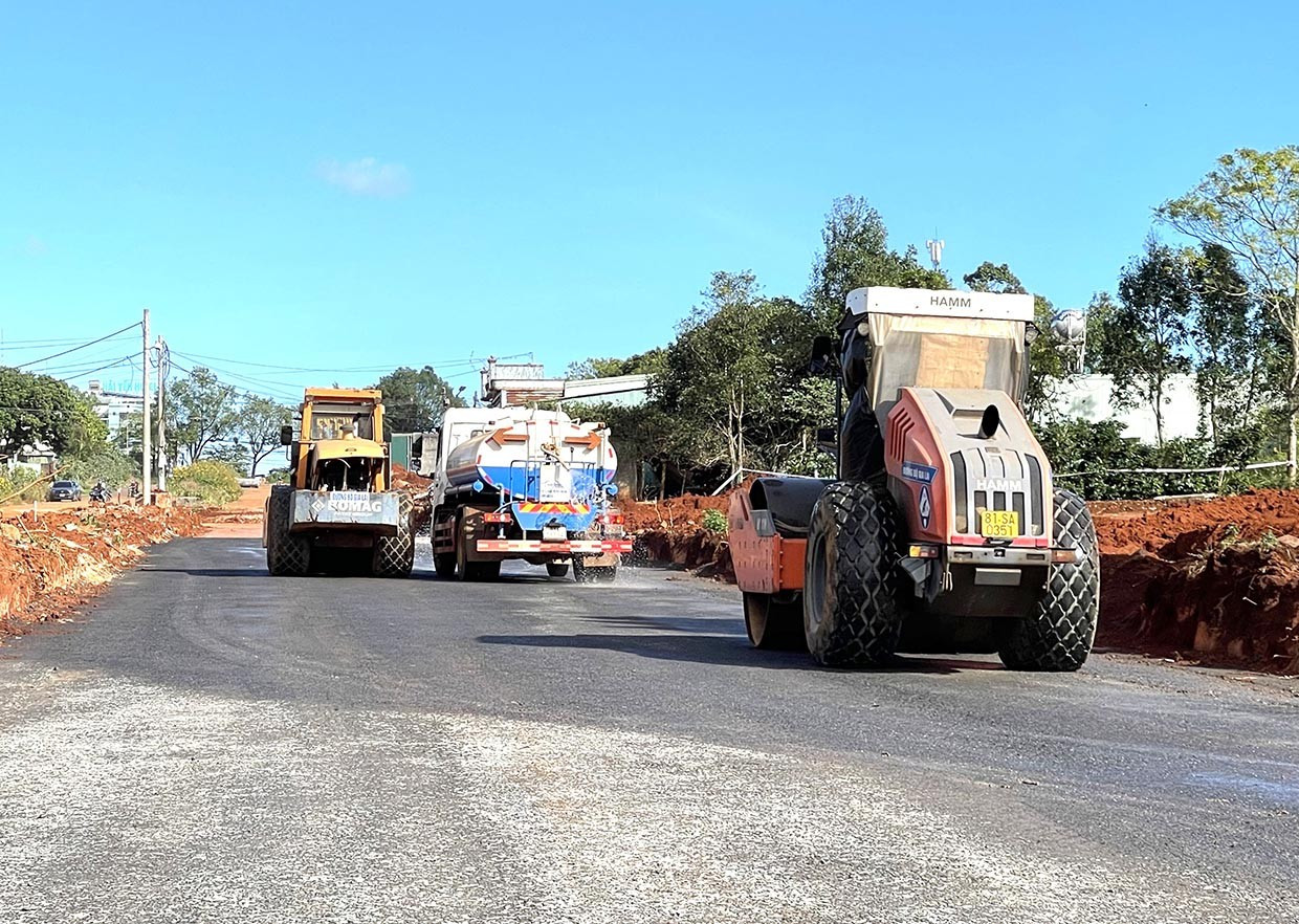Chủ tịch tỉnh Gia Lai kiểm tra dự án đường Nguyễn Văn Linh phía Tây tỉnh - Ảnh 3.