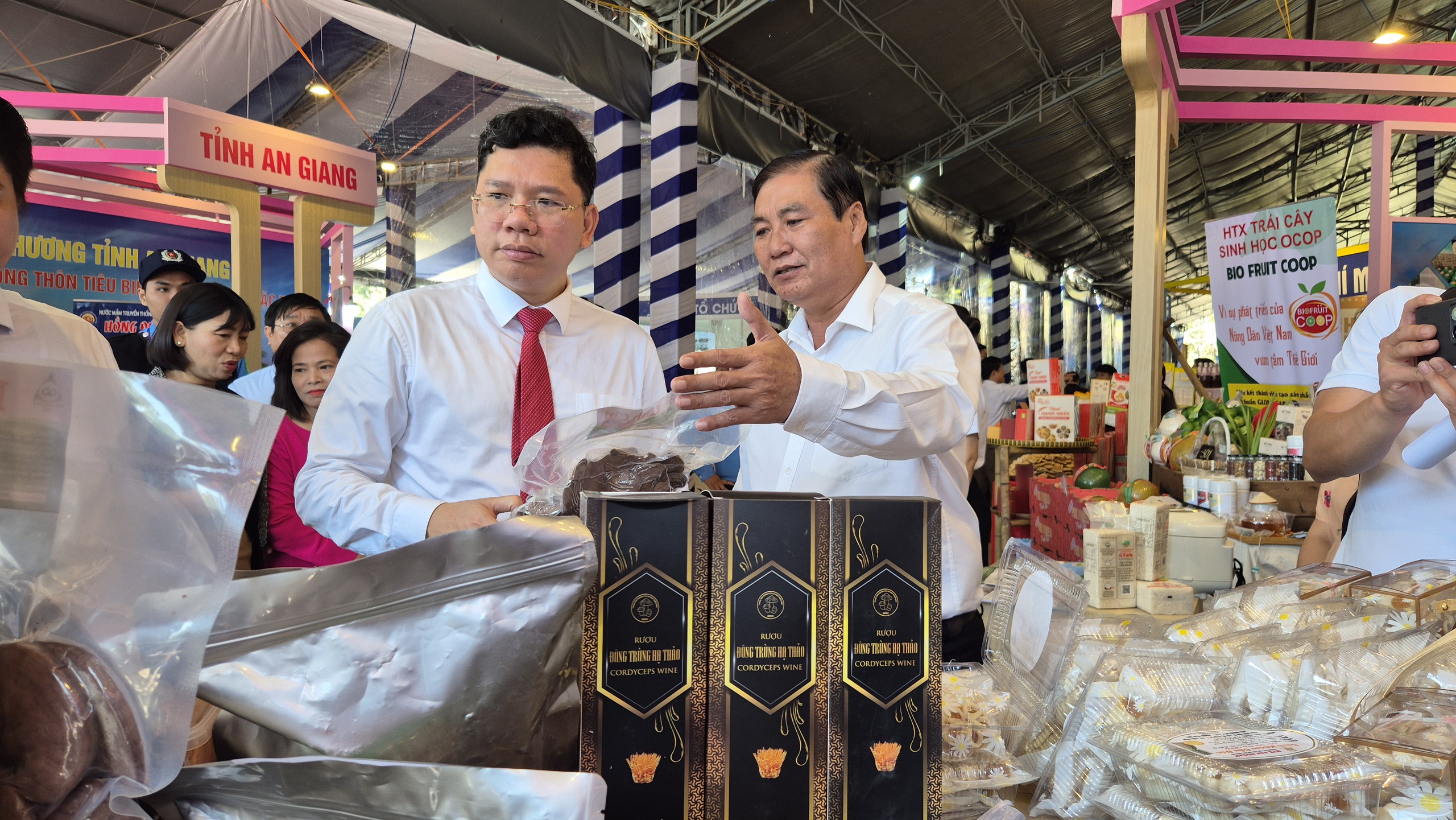 Tuần lễ sản phẩm OCOP đặc sản vùng miền tại TP HCM chào đón Tết 2025 - Ảnh 3.