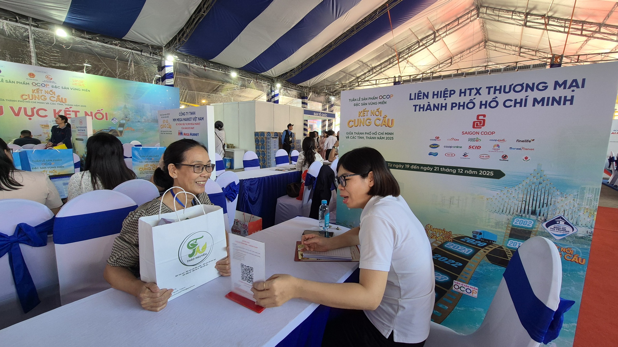 Tuần lễ sản phẩm OCOP đặc sản vùng miền tại TP HCM chào đón Tết 2025 - Ảnh 8.