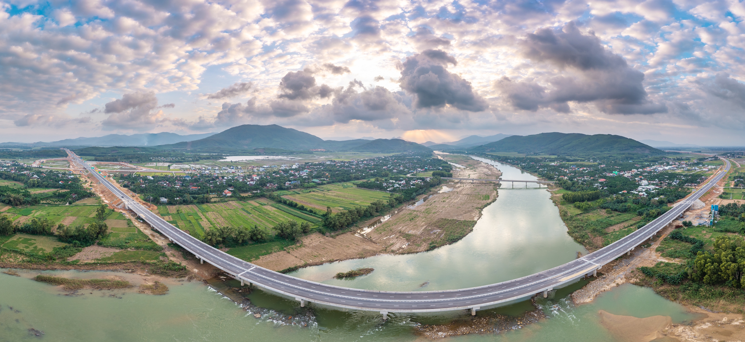 CLIP: Khởi công nút giao Quốc lộ 14B với tuyến cao tốc Đà Nẵng - Quảng Ngãi - Ảnh 6.