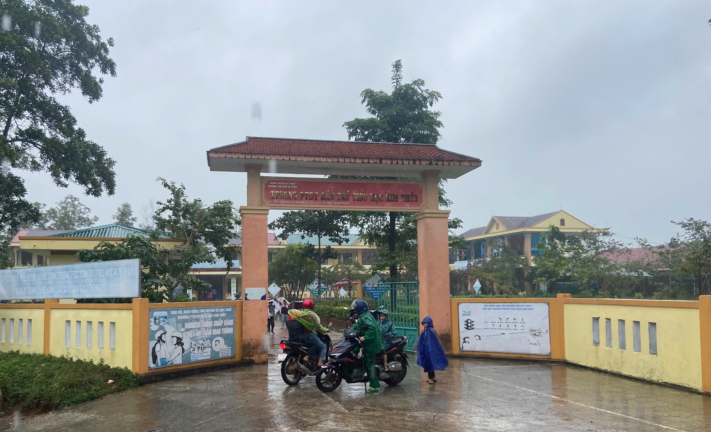 NÓNG: Cách chức Hiệu trưởng Đỗ Văn Mỹ và Phó Hiệu trưởng Đỗ Thị Hồng Huế - Ảnh 1.
