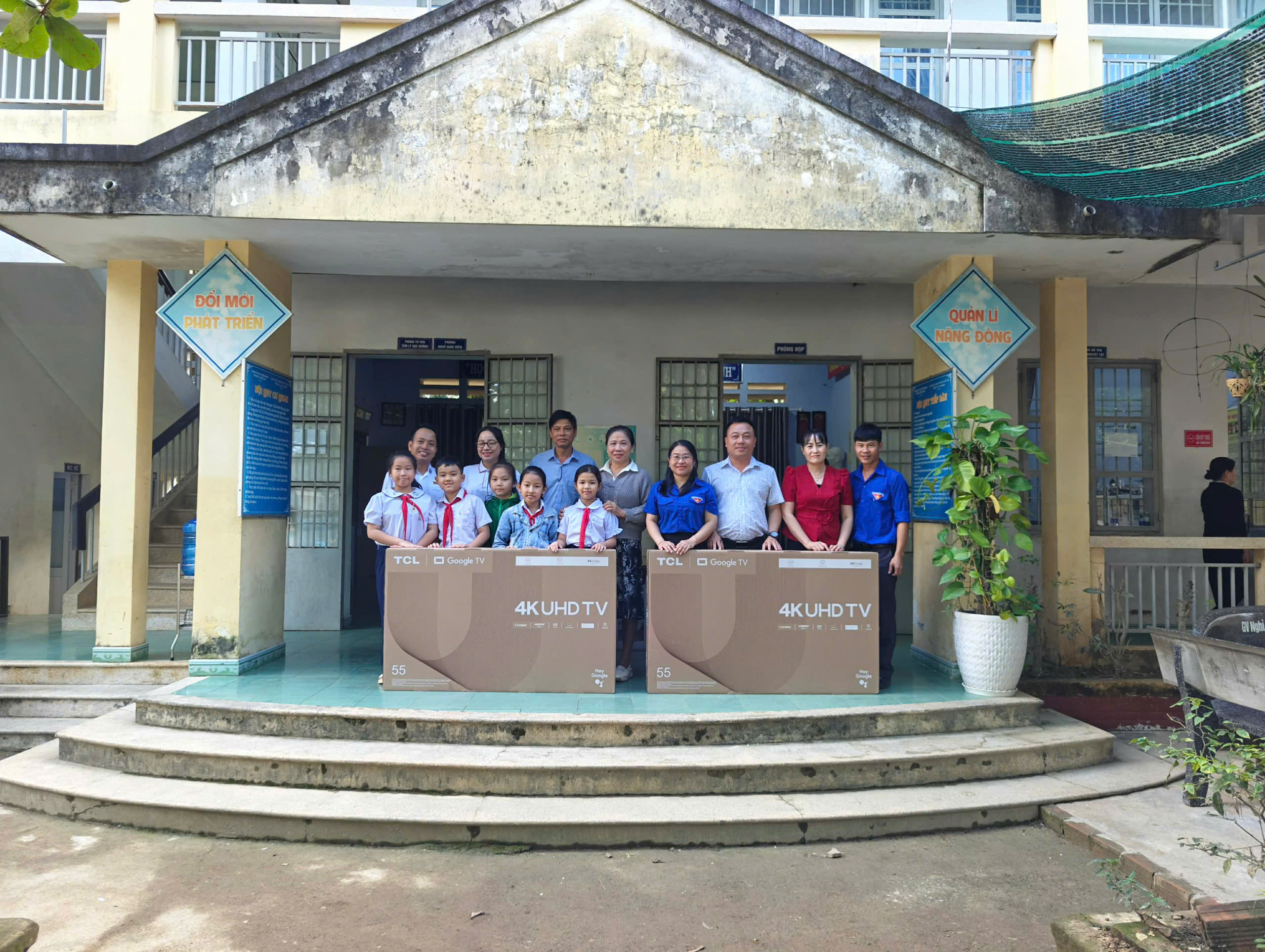 Đoàn thanh niên Báo Người Lao Động và TCL tặng trường học Khánh Hòa 50 tivi - Ảnh 7.