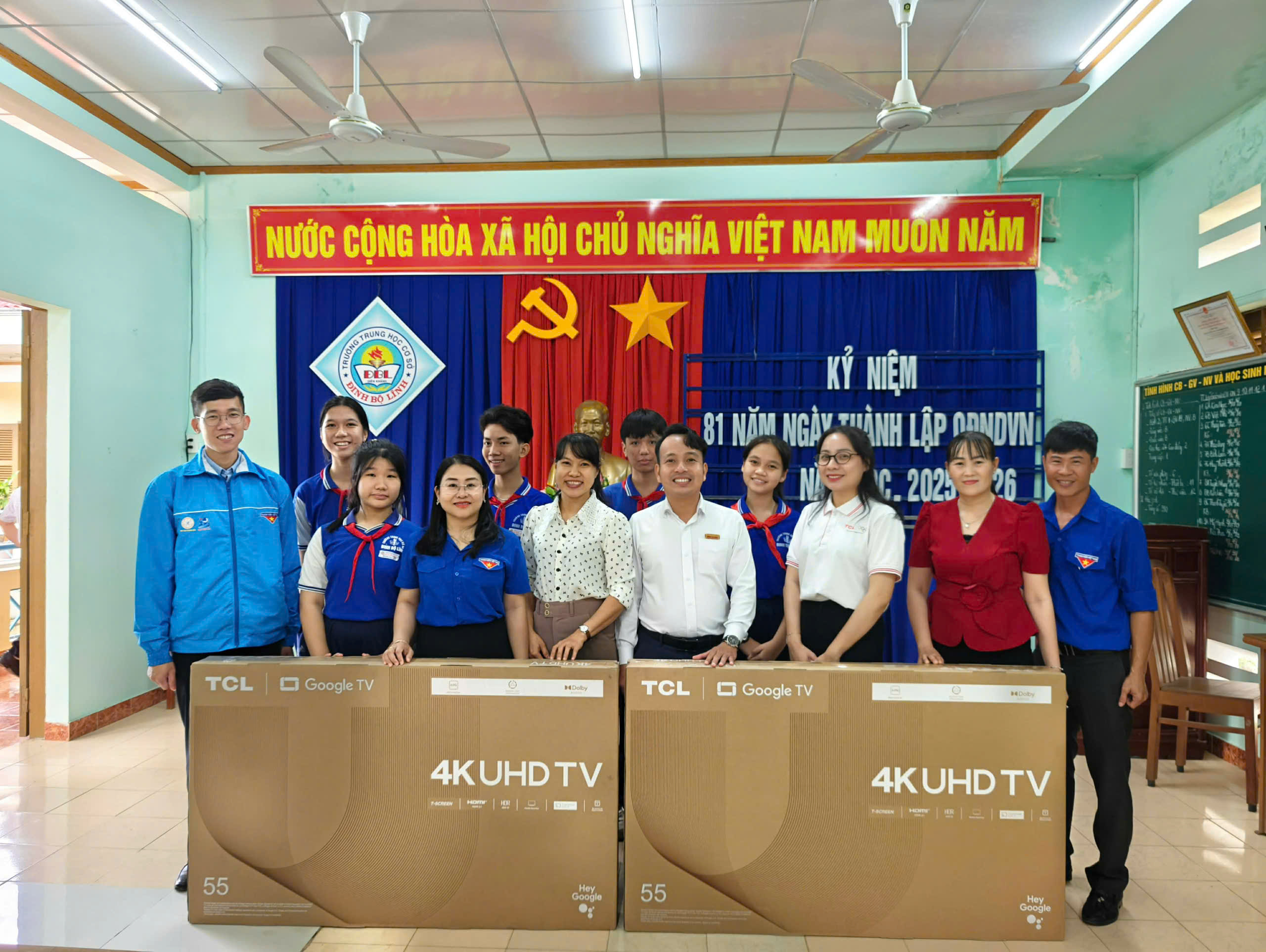 Đoàn thanh niên Báo Người Lao Động và TCL tặng trường học Khánh Hòa 50 tivi - Ảnh 2.