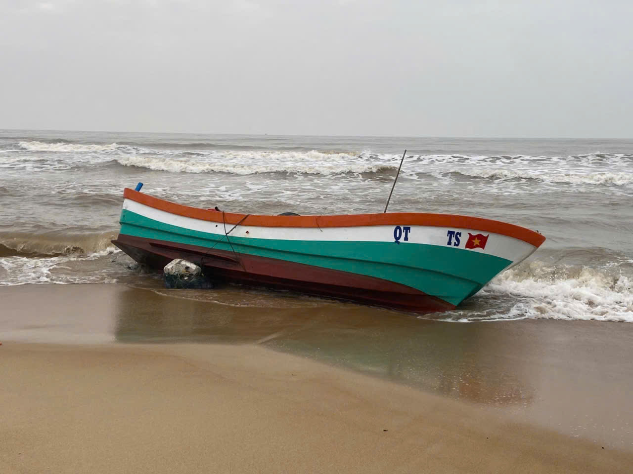 Tàu cá dạt vào bờ biển, có điện thoại nhưng không có người - Ảnh 2.