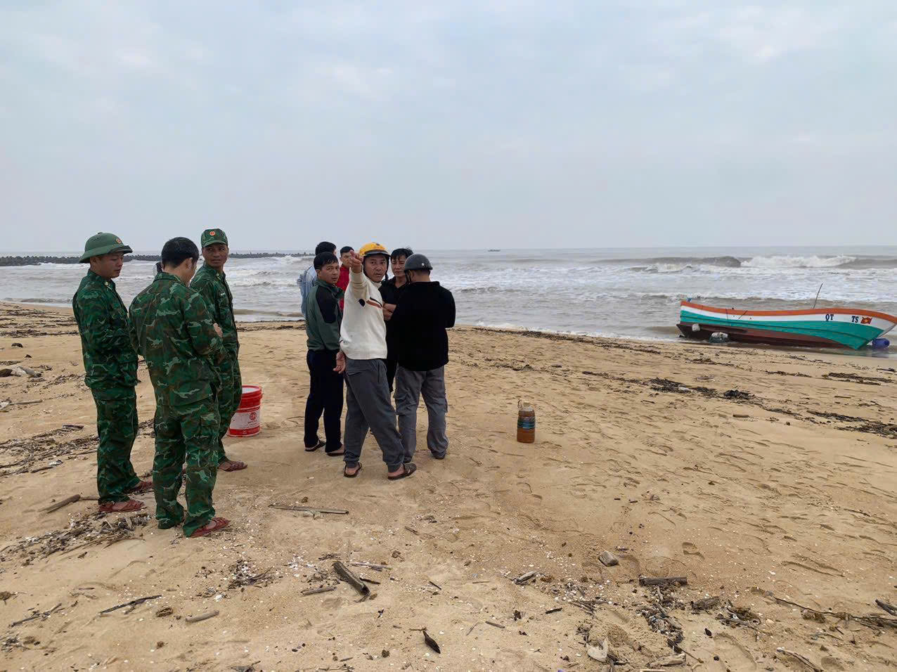 Tàu cá dạt vào bờ biển, có điện thoại nhưng không có người - Ảnh 1.