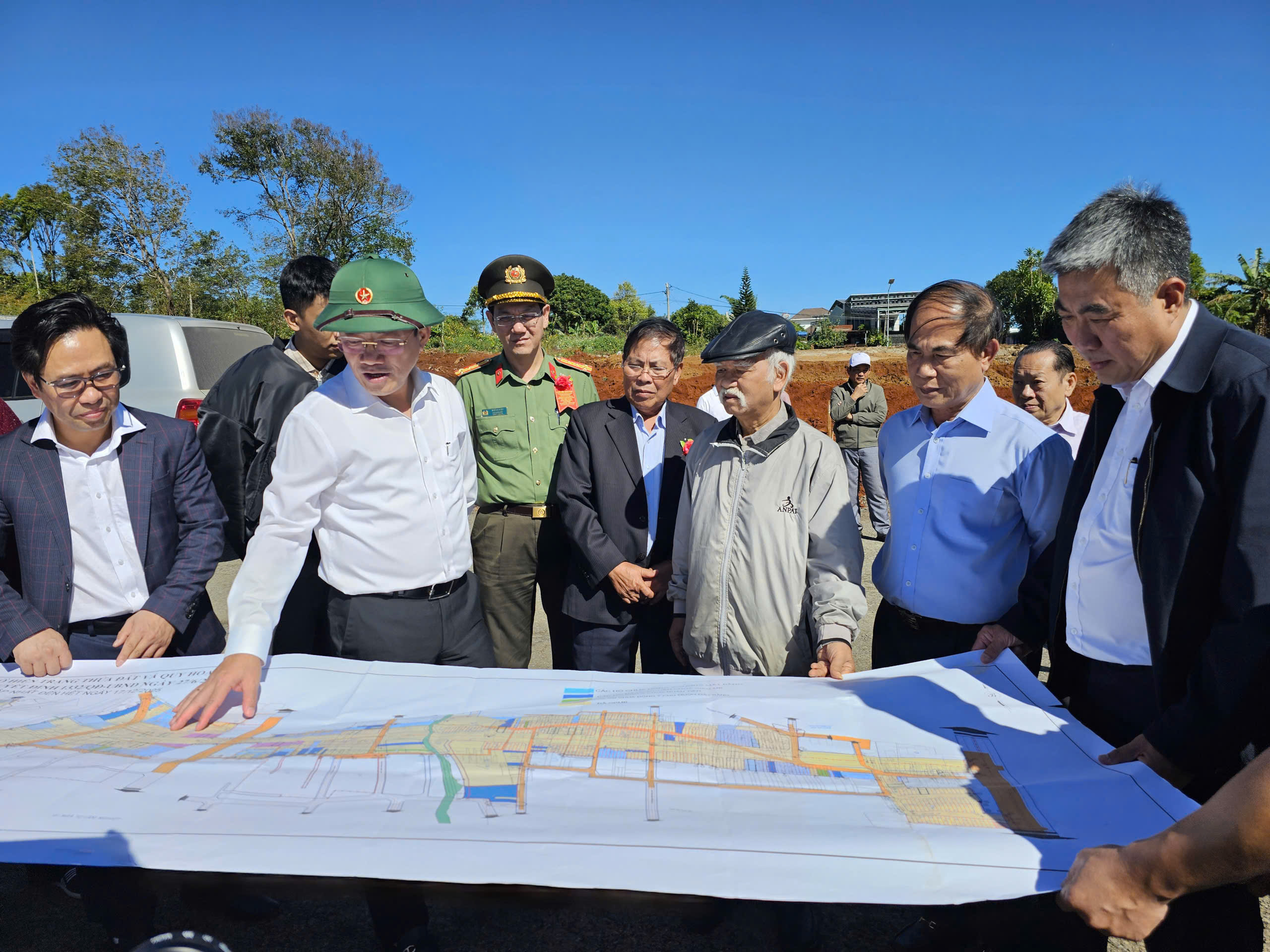 Chủ tịch tỉnh Gia Lai kiểm tra dự án đường Nguyễn Văn Linh phía Tây tỉnh - Ảnh 1.