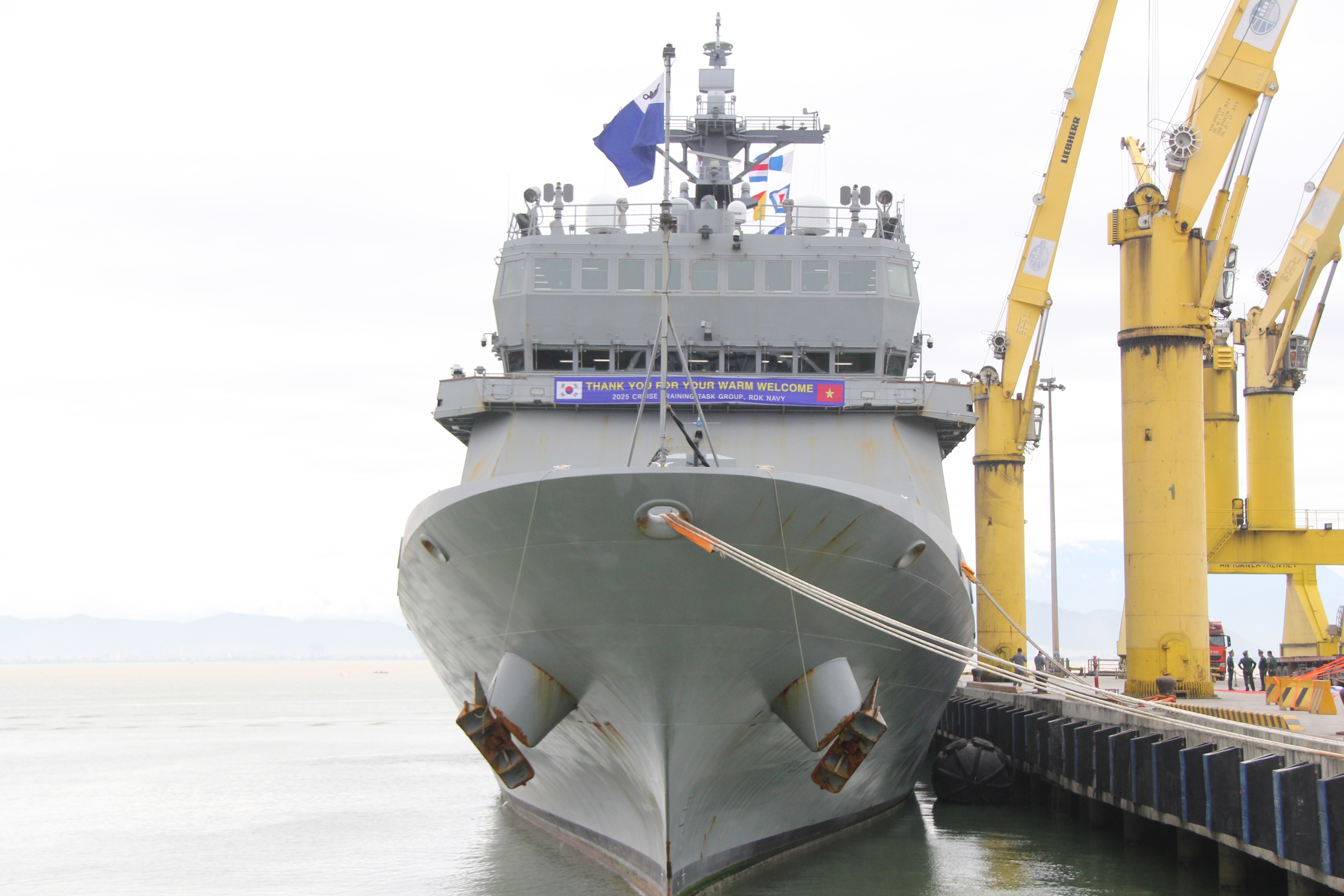 Thủy thủ đoàn tàu Hải quân Hàn Quốc rạng rỡ trong ngày đầu cập cảng Tiên Sa, TP Đà Nẵng - Ảnh 1.