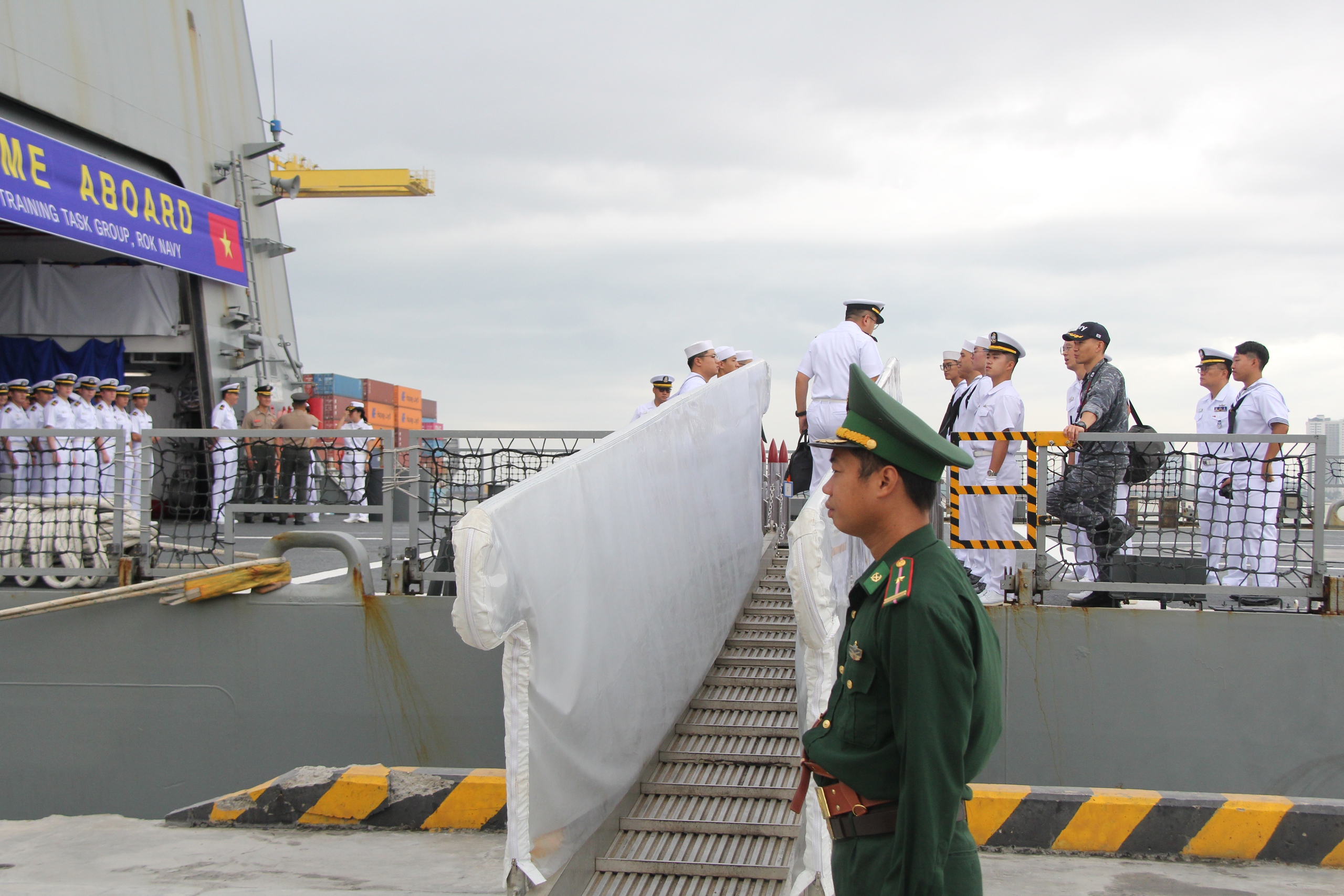 Thủy thủ đoàn tàu Hải quân Hàn Quốc rạng rỡ trong ngày đầu cập cảng Tiên Sa, TP Đà Nẵng - Ảnh 5.