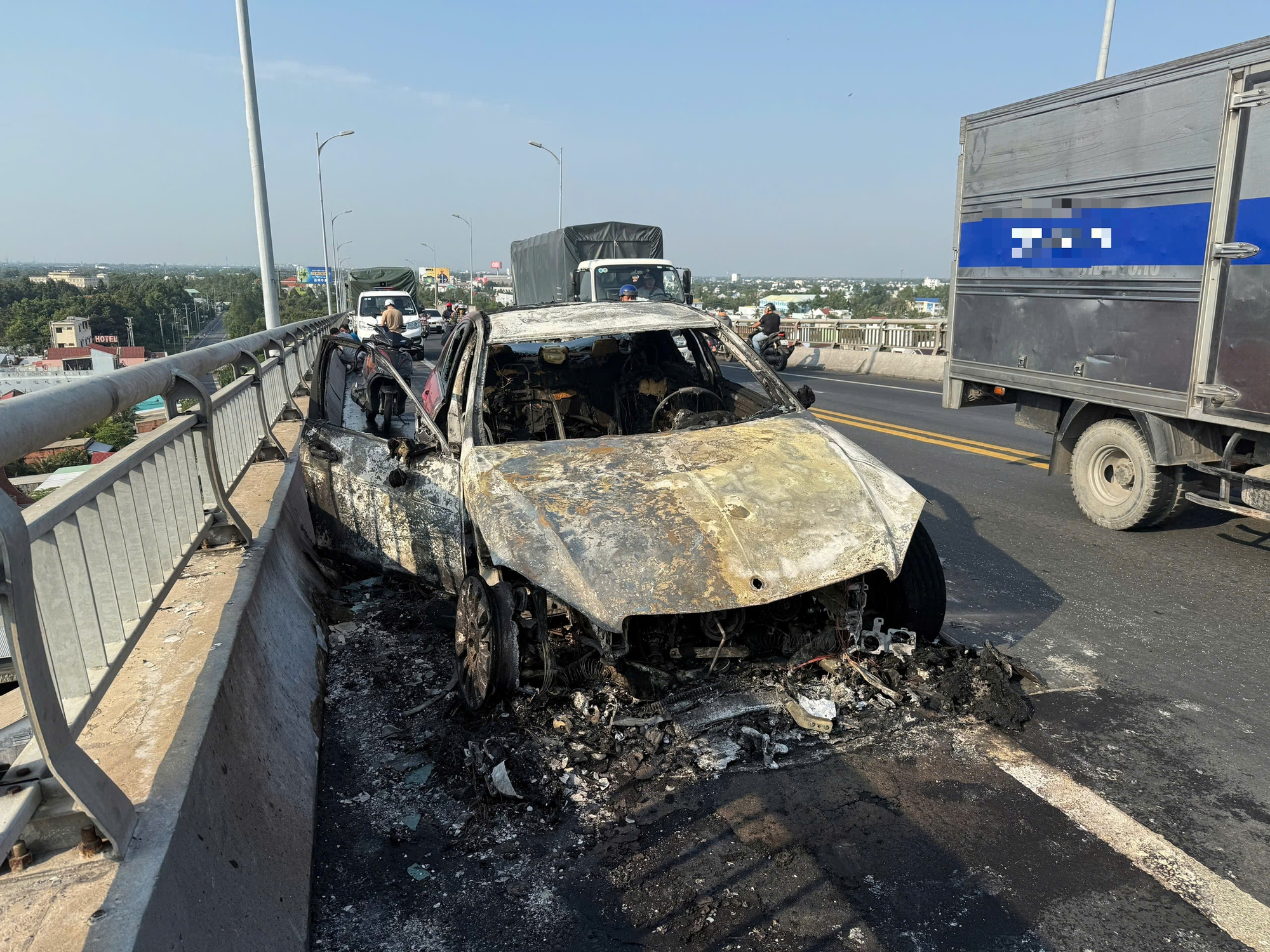Ô tô cháy ngùn ngụt trên cầu Rạch Miễu , tài xế kịp thoát thân an toàn - Ảnh 2.