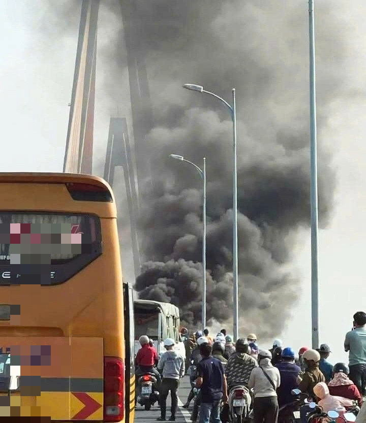 Ô tô cháy ngùn ngụt trên cầu Rạch Miễu , tài xế kịp thoát thân an toàn - Ảnh 1.