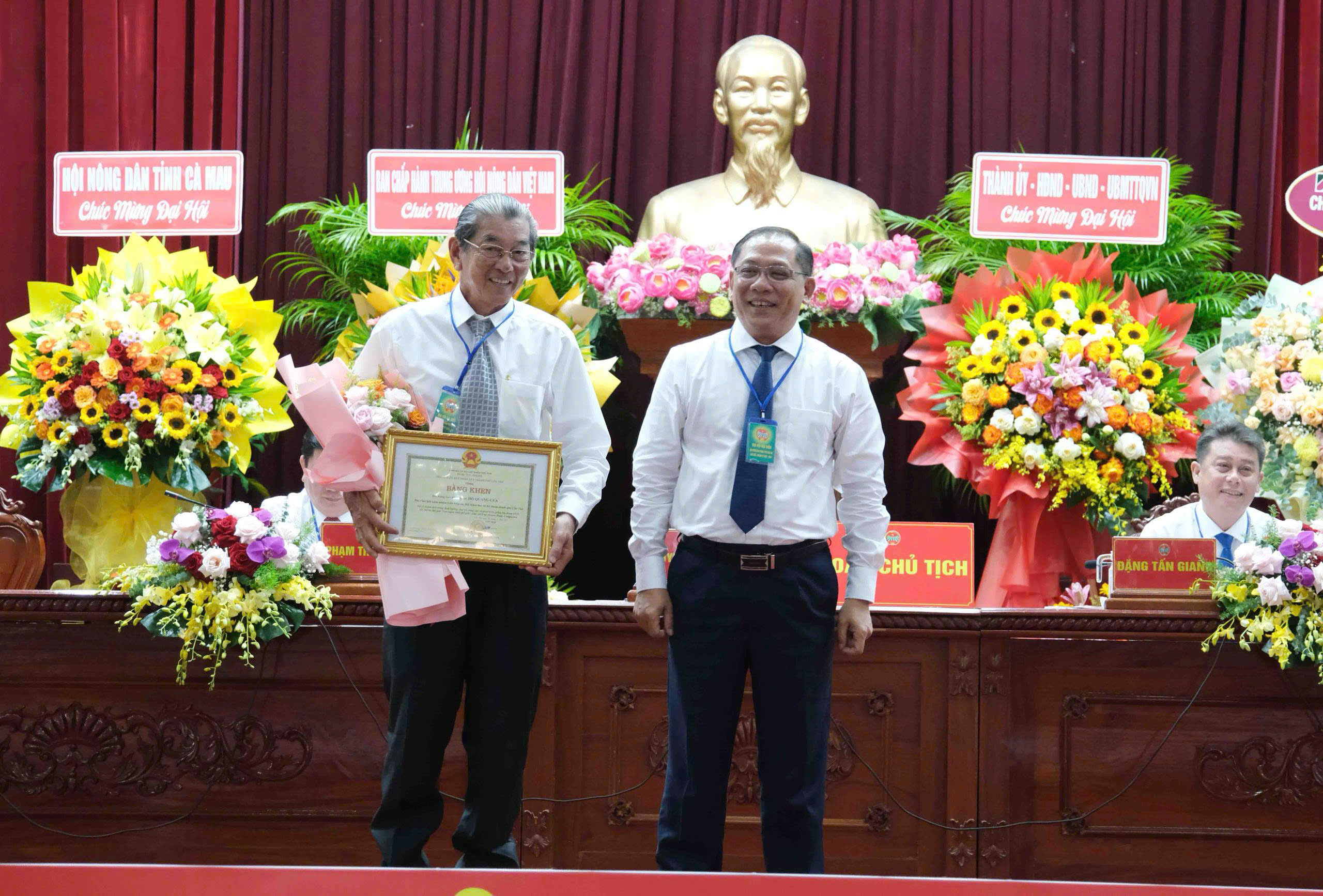 Cha đẻ gạo ST25 nhận giải thưởng lớn tại Cần Thơ và trên trường quốc tế - Ảnh 1.