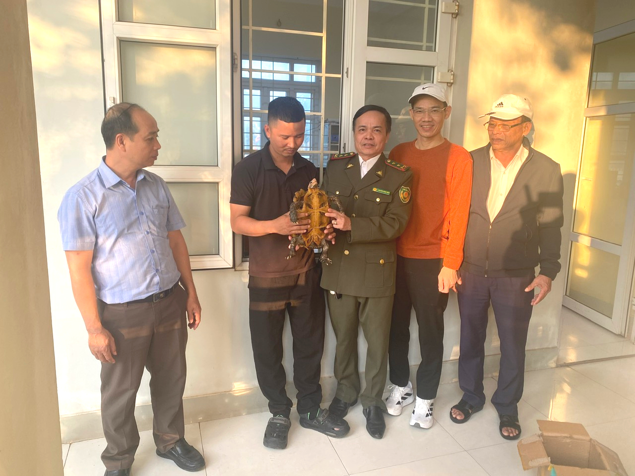 Thấy con vật bò lổm ngổm trong vườn, người dân liền gọi đường dây nóng trình báo - Ảnh 1. Thấy con vật bò lổm ngổm trong vườn, người dân liền gọi đường dây nóng trình báo - Ảnh 1.