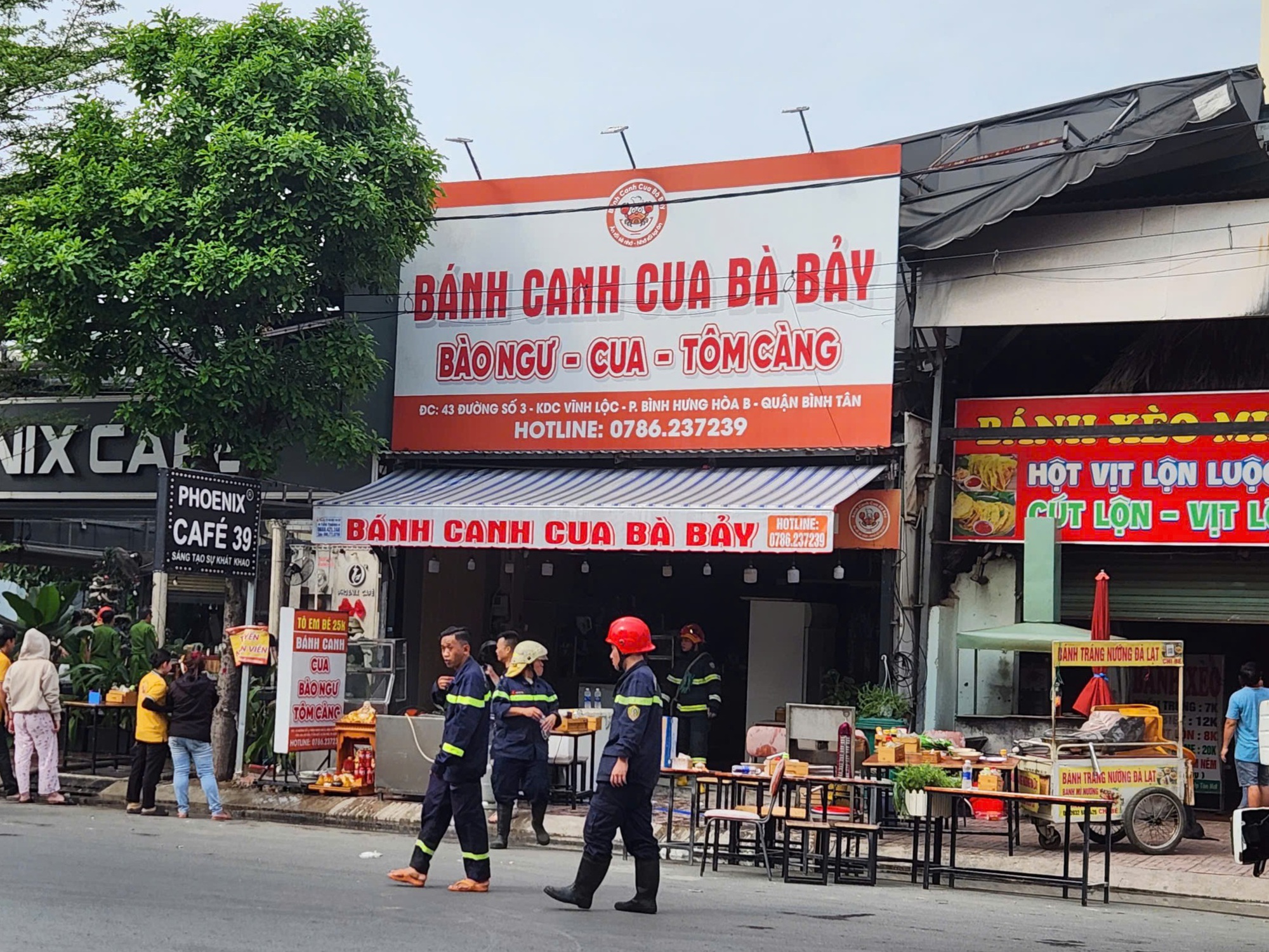 Cháy quán cà phê lúc sáng ở khu dân cư Vĩnh Lộc, TPHCM - Ảnh 2.