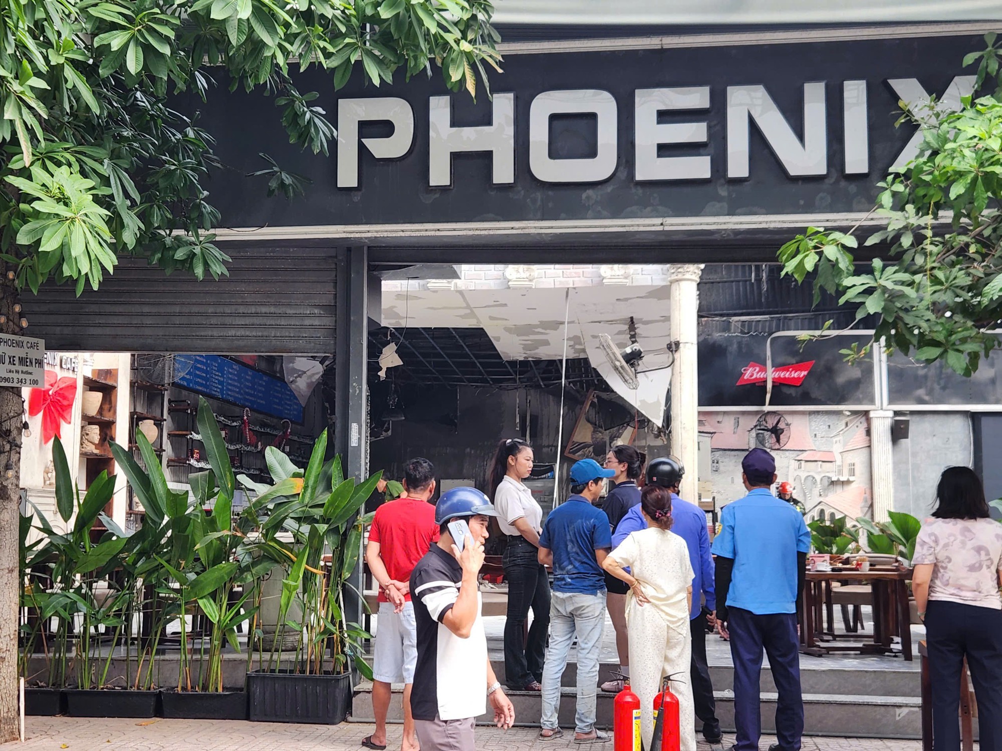 Cháy quán cà phê lúc sáng ở khu dân cư Vĩnh Lộc, TPHCM - Ảnh 1.