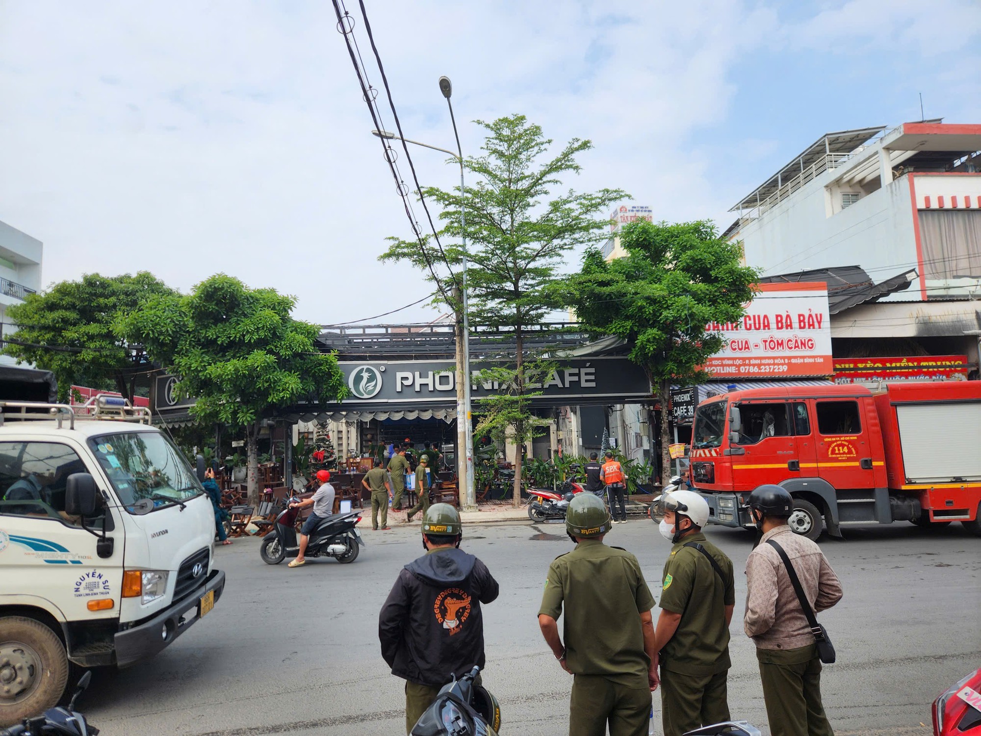 Cháy quán cà phê lúc sáng ở khu dân cư Vĩnh Lộc, TPHCM - Ảnh 3.