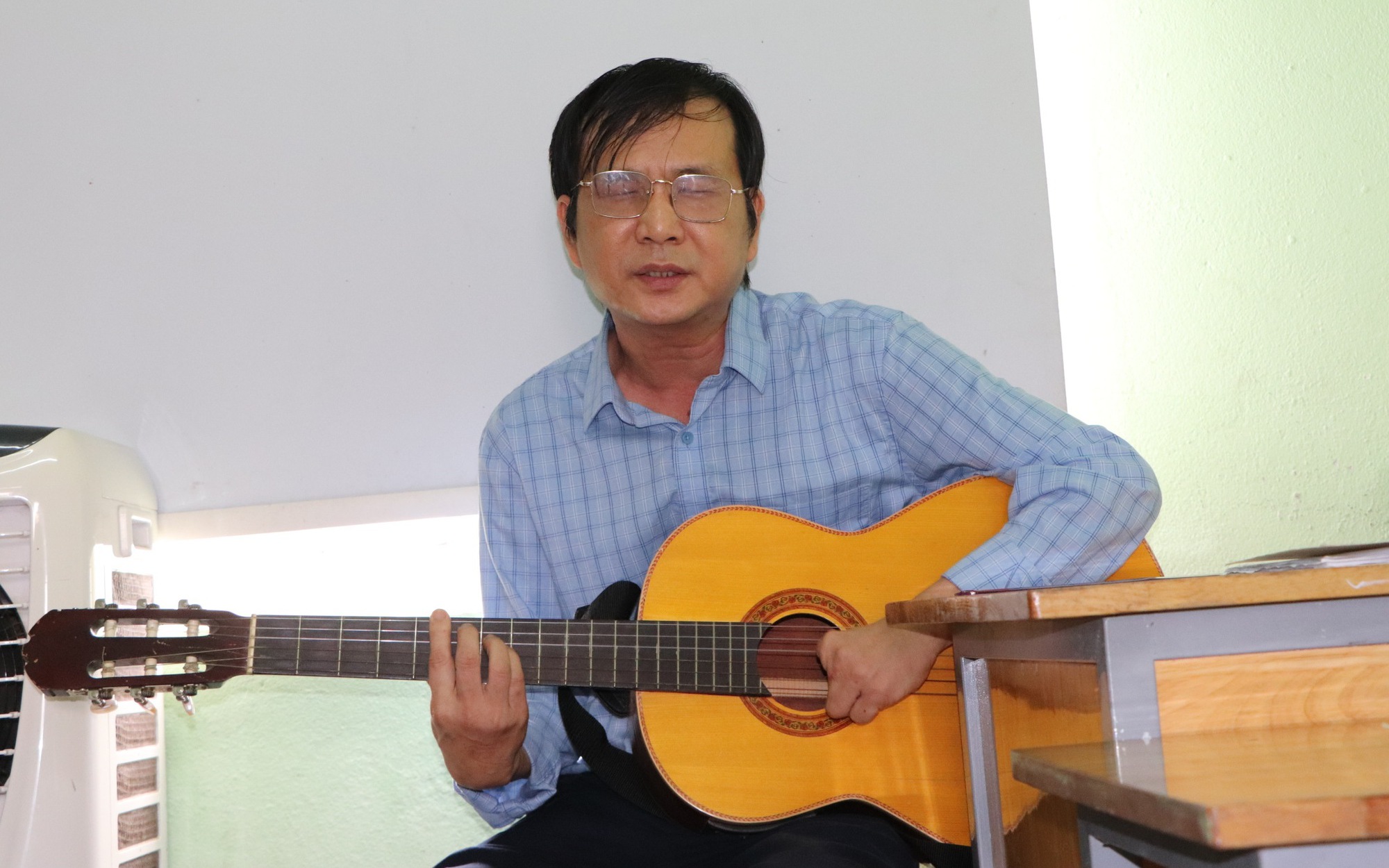 NHỮNG NGƯỜI VẼ LẠI ĐỜI MÌNH (*): Thầy giáo khiếm thị thắp sáng những mảnh đời - Ảnh 2.