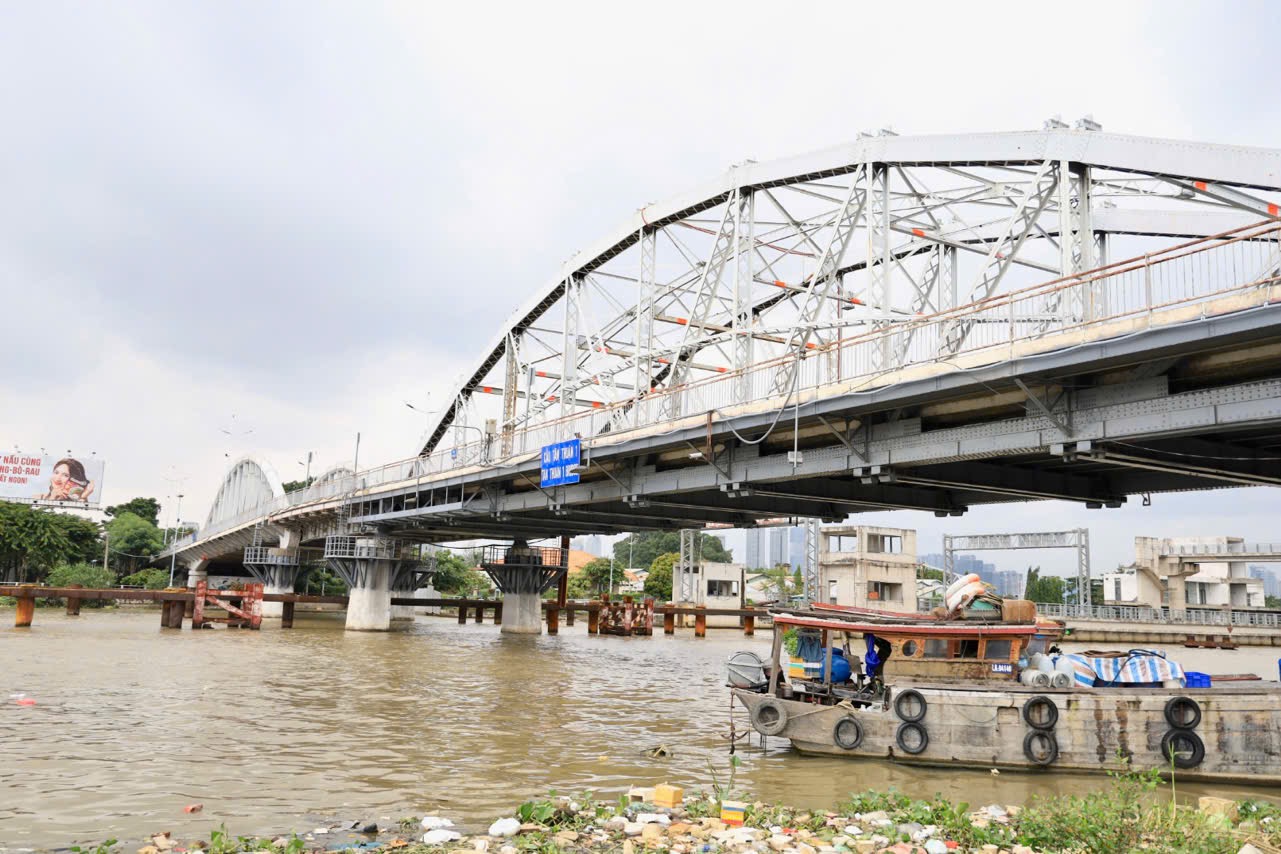 Cầu Tân Thuận 1 cấm xe lớn từ 6-12, lộ trình thay thế ra sao? - Ảnh 1.