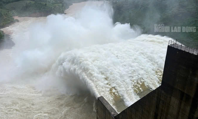 Đà Nẵng đề xuất thay cụm từ xả lũ bằng vận hành điều tiết qua tràn xả sâu - Ảnh 2.
