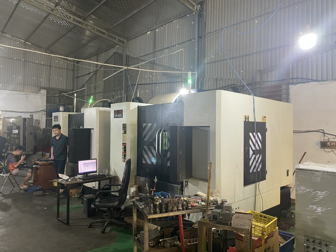 Doanh nghiệp nhập lậu máy móc cũ thu lợi bất chính hàng tỉ đồng tại Việt Nam - Ảnh 1.