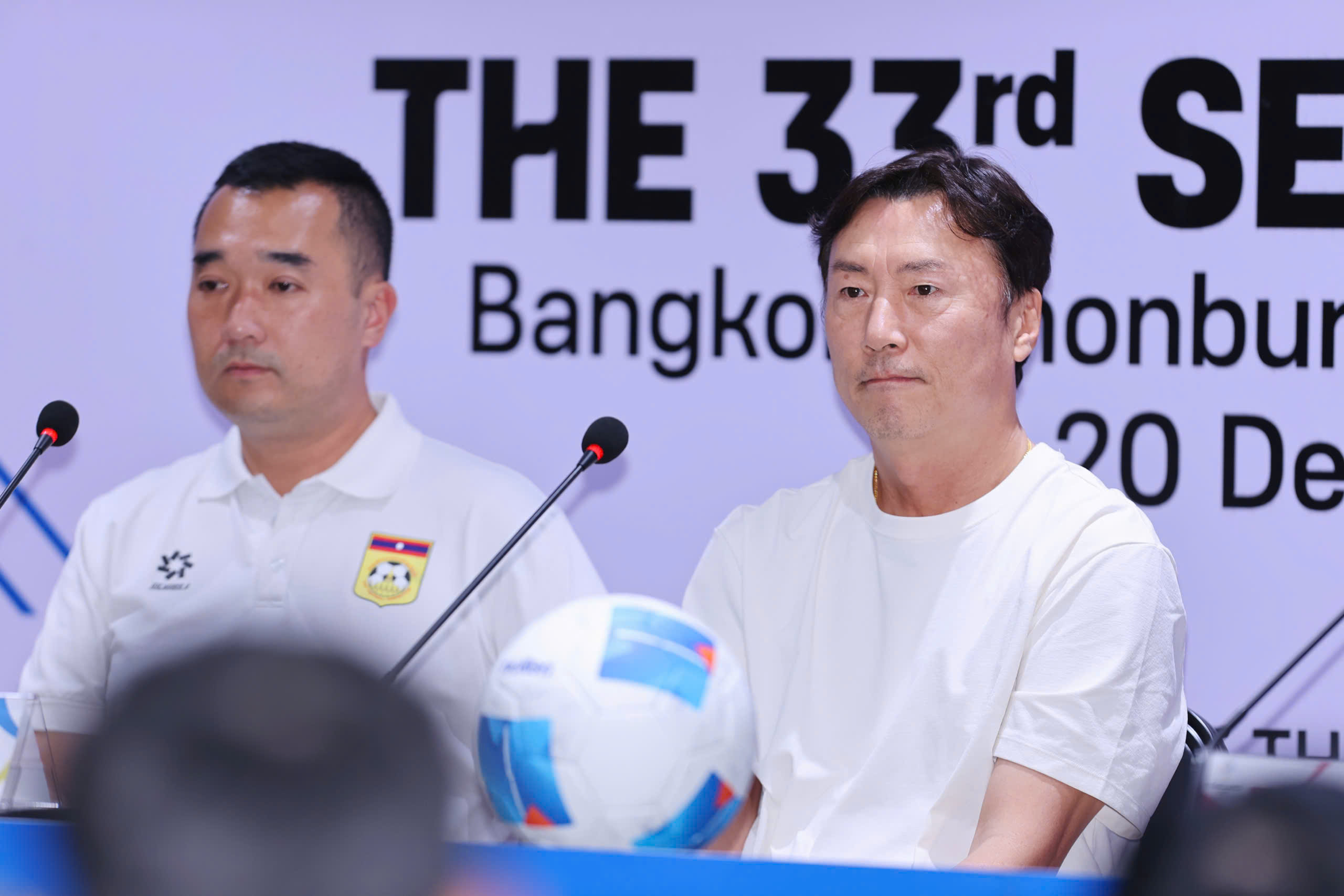 HLV tuyển U22 Lào đánh giá cao năng lực ông Kim Sang-sik - Ảnh 2.