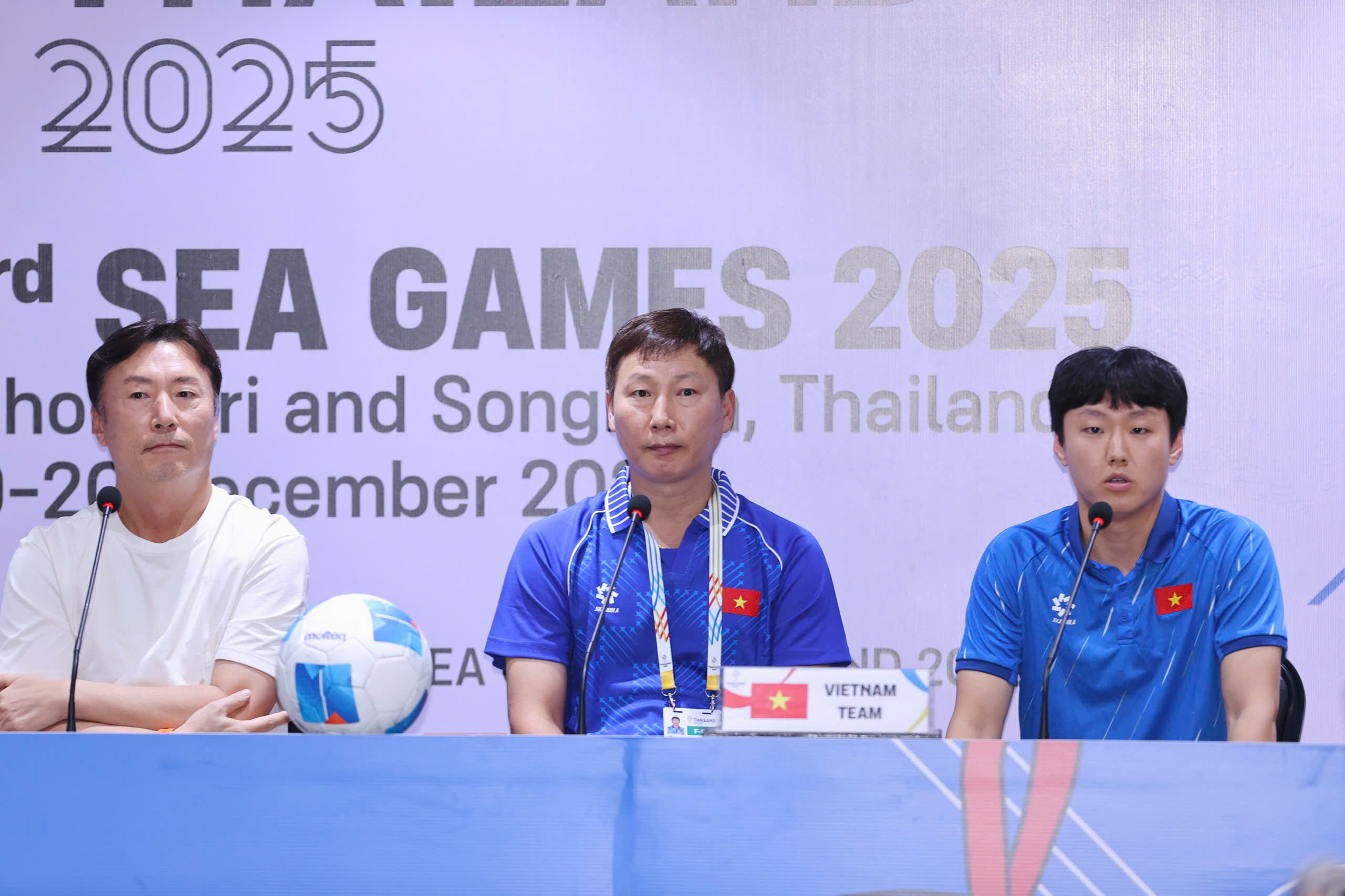 HLV tuyển U22 Lào đánh giá cao năng lực ông Kim Sang-sik - Ảnh 1.