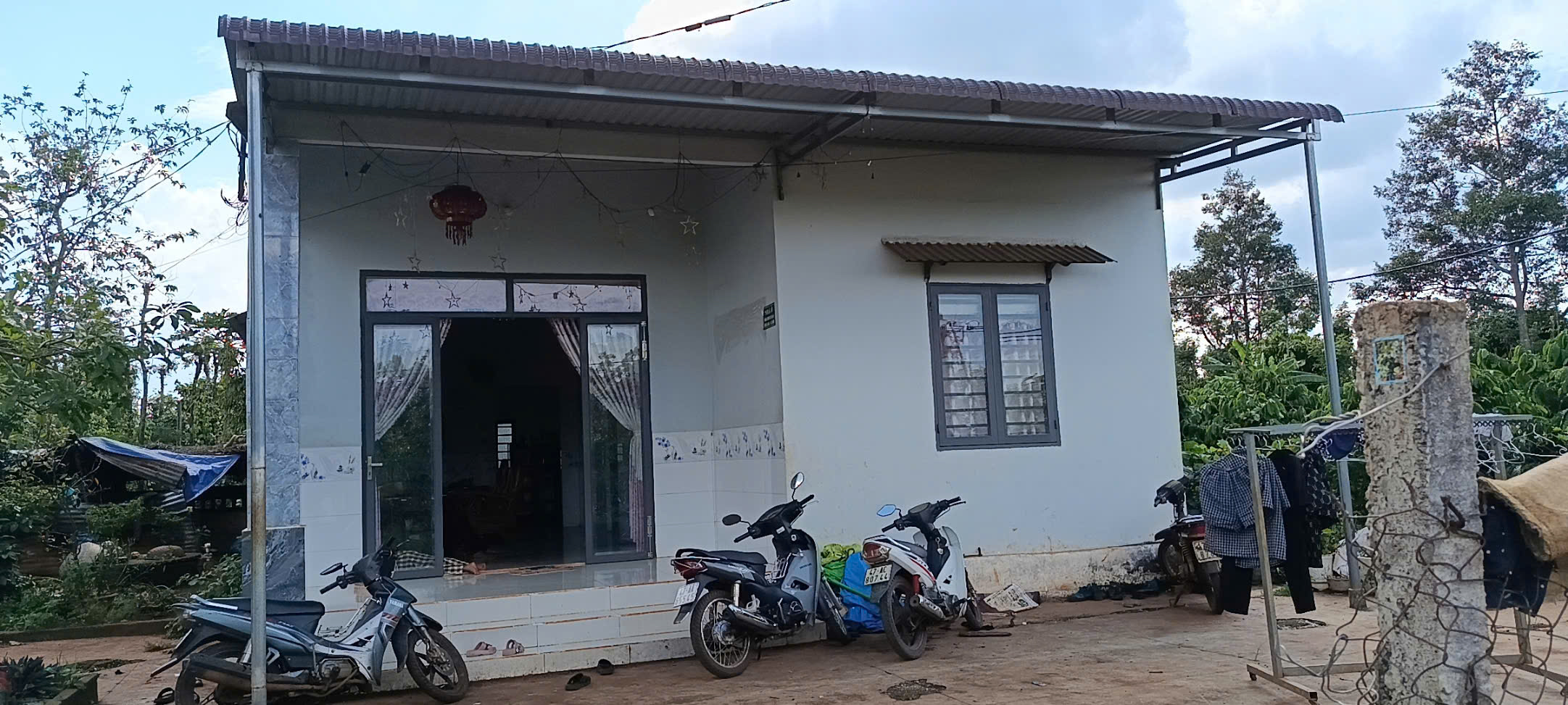 Câu chuyện nhói lòng về 2 cháu bé bị cha xích nhốt trong phòng bẩn thỉu - Ảnh 1.