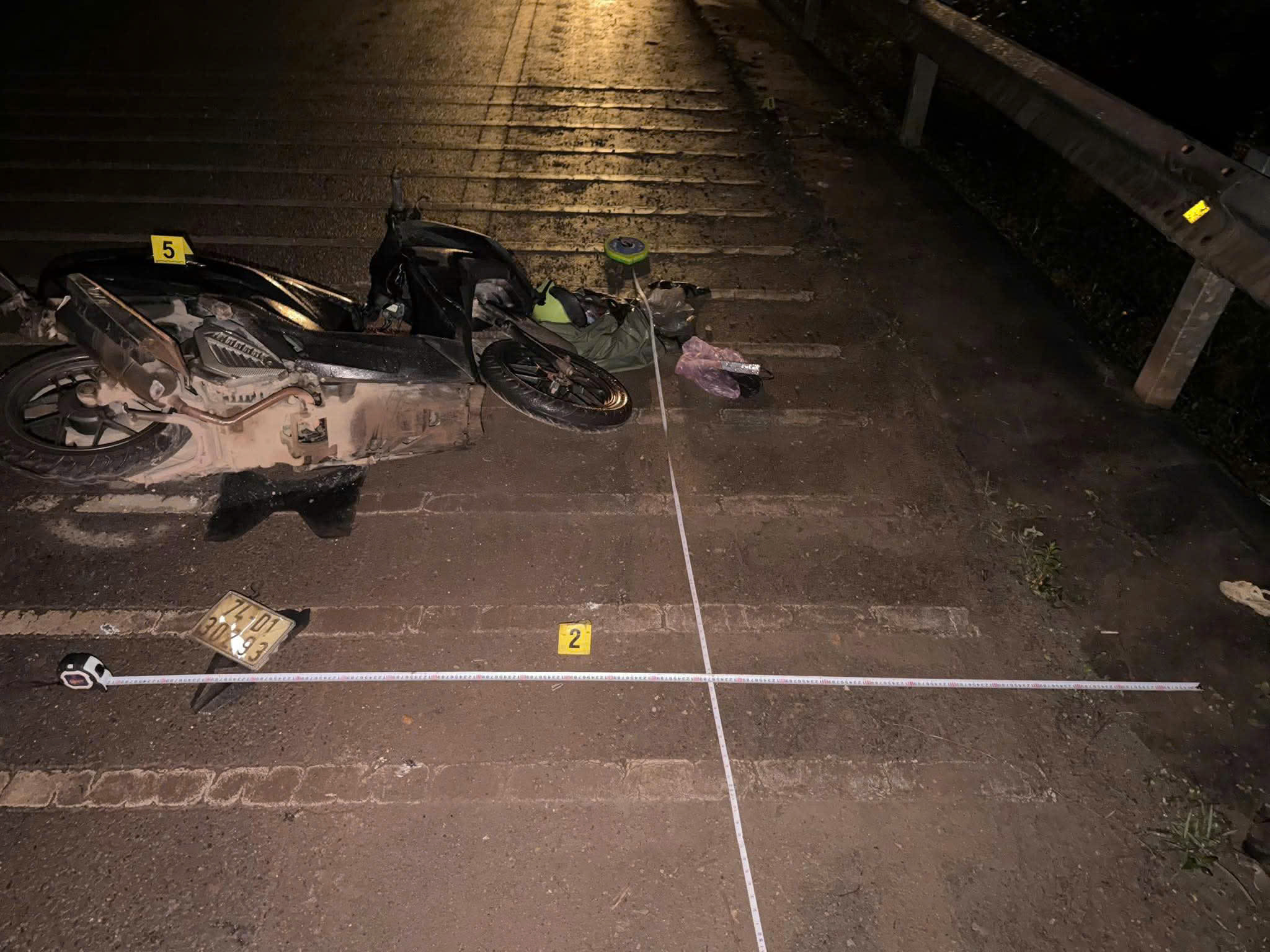 CSGT Quảng Trị truy tìm xe ô tô màu trắng liên quan vụ tai nạn nghiêm trọng - Ảnh 1. CSGT Quảng Trị truy tìm xe ô tô màu trắng liên quan vụ tai nạn nghiêm trọng - Ảnh 1.