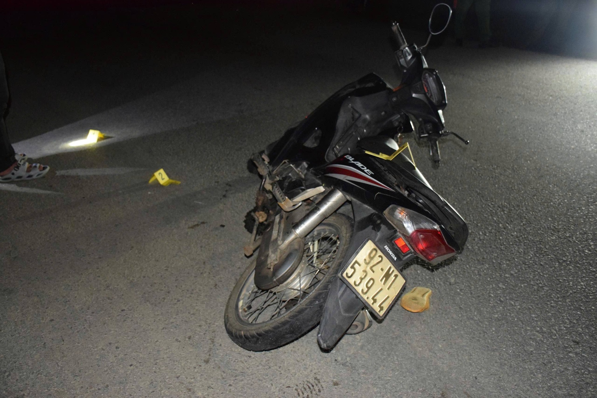 Công an Đà Nẵng truy tìm ô tô rời đi sau khi tông cô gái chấn thương sọ não - Ảnh 2.