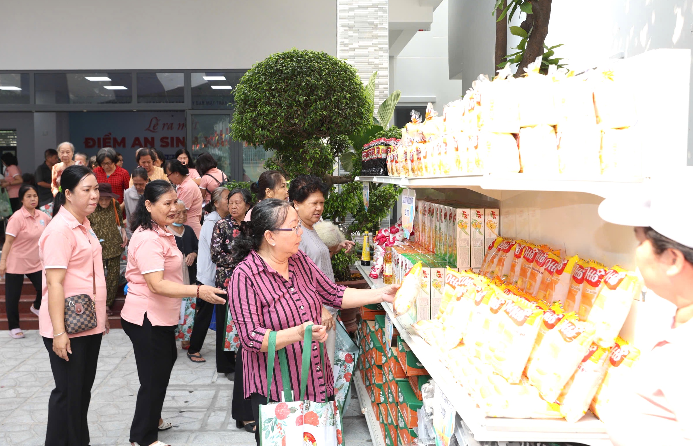 TPHCM: Phường Phú Nhuận ra mắt Điểm an sinh xã hội - Ảnh 7.