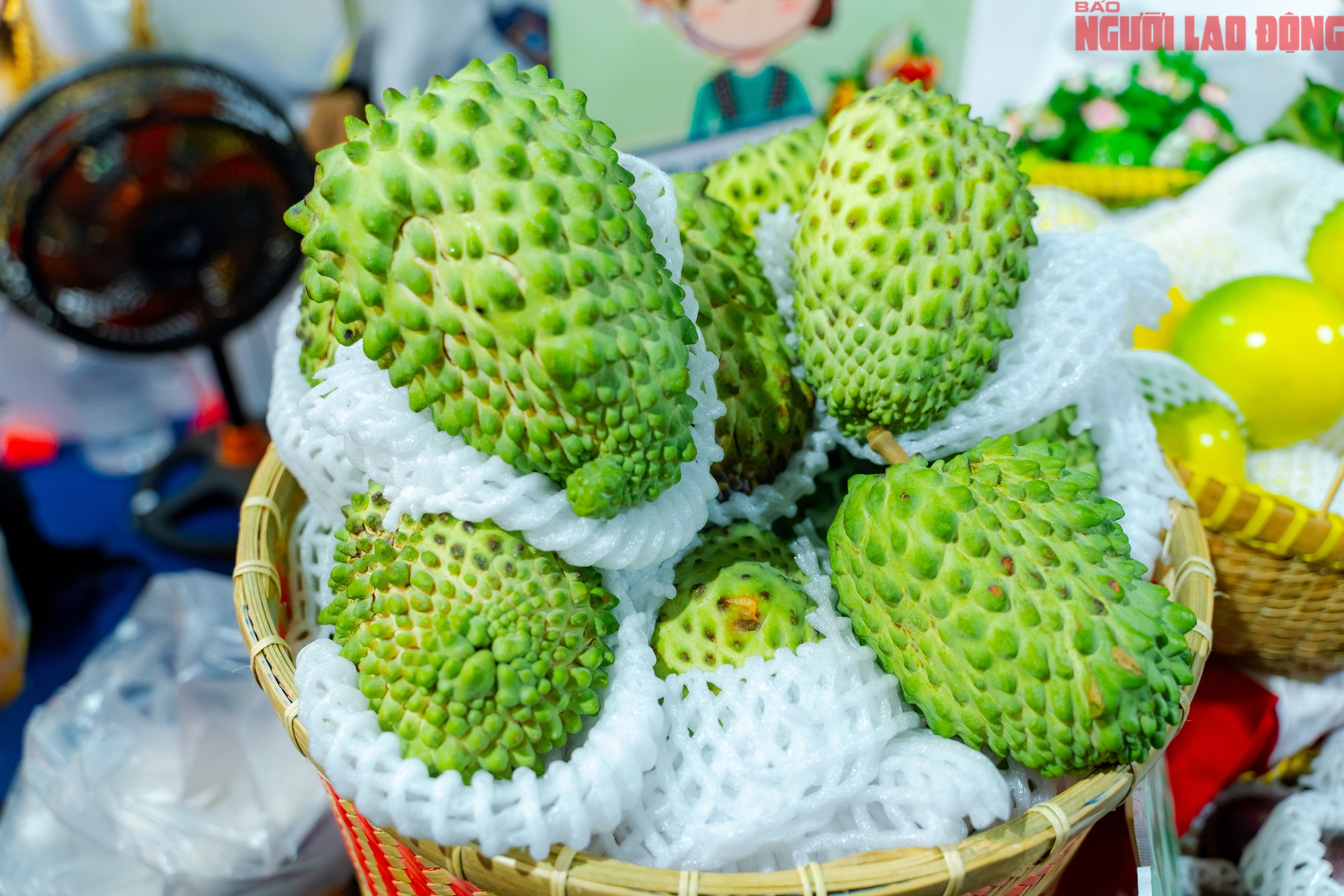 VIDEO: Bưởi tiến vua, na m&ugrave;i sầu ri&ecirc;ng, chuối b&agrave;n tay Phật gi&aacute; dưới 1 triệu &ldquo;đổ bộ&rdquo; TPHCM dịp Tết 2026 - Ảnh 2.
