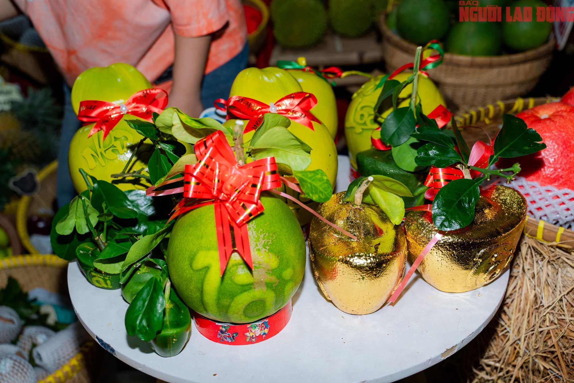 VIDEO: Bưởi tiến vua, na m&ugrave;i sầu ri&ecirc;ng, chuối b&agrave;n tay Phật gi&aacute; dưới 1 triệu &ldquo;đổ bộ&rdquo; TPHCM dịp Tết 2026 - Ảnh 8.