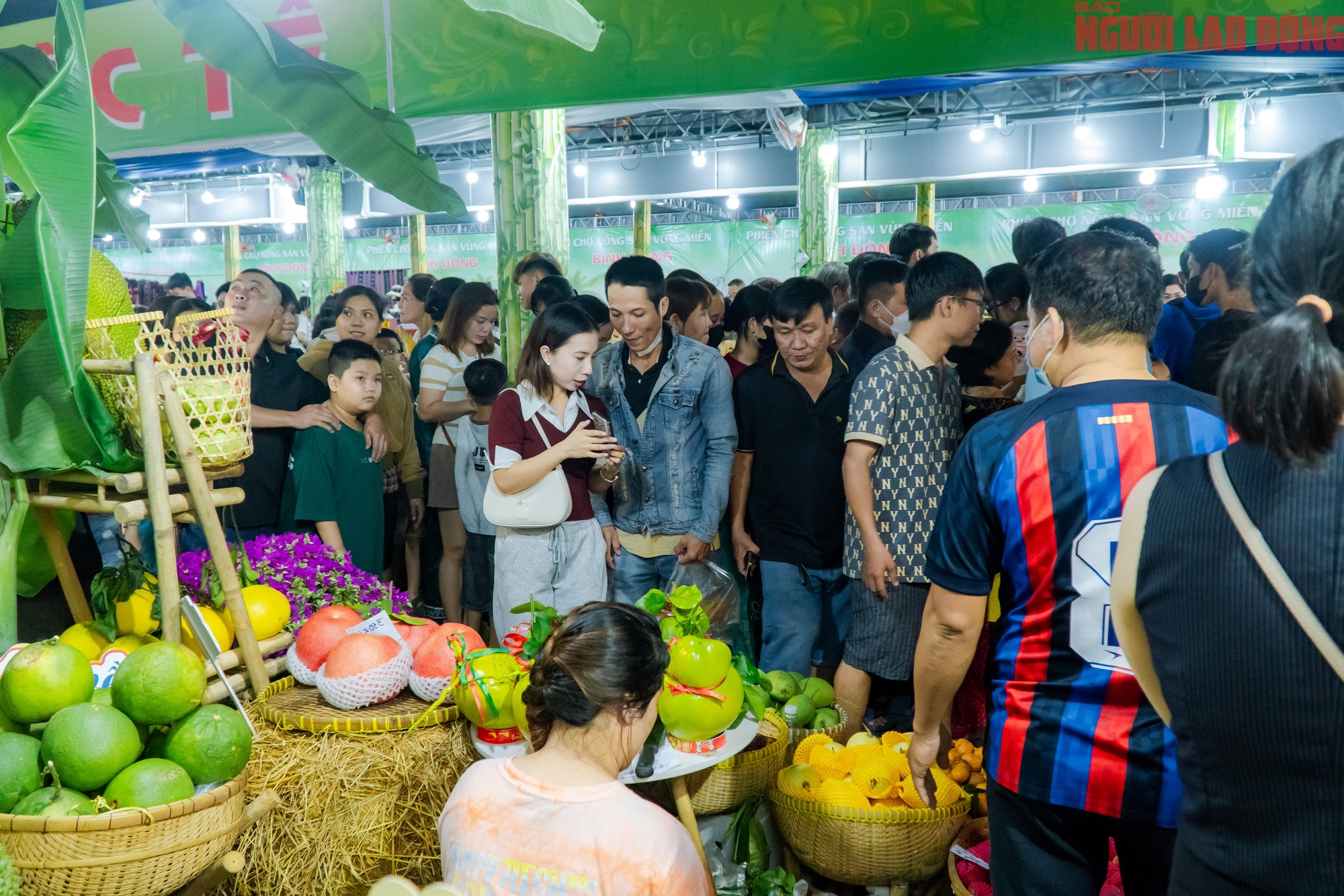 VIDEO: Bưởi tiến vua, na m&ugrave;i sầu ri&ecirc;ng, chuối b&agrave;n tay Phật gi&aacute; dưới 1 triệu &ldquo;đổ bộ&rdquo; TPHCM dịp Tết 2026 - Ảnh 16.