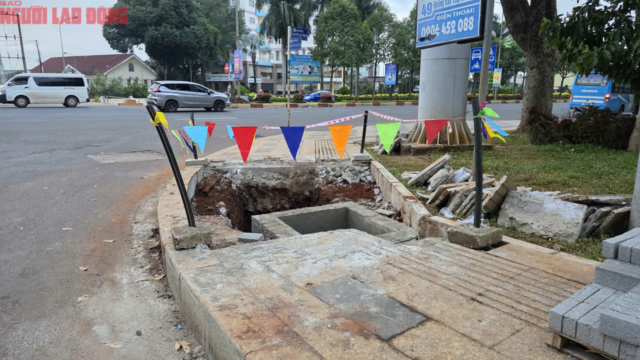 Vỉa h&egrave; Đắk Lắk vừa l&aacute;t đ&aacute; tự nhi&ecirc;n lại bị đ&agrave;o xới g&acirc;y l&atilde;ng ph&iacute; - Ảnh 1.