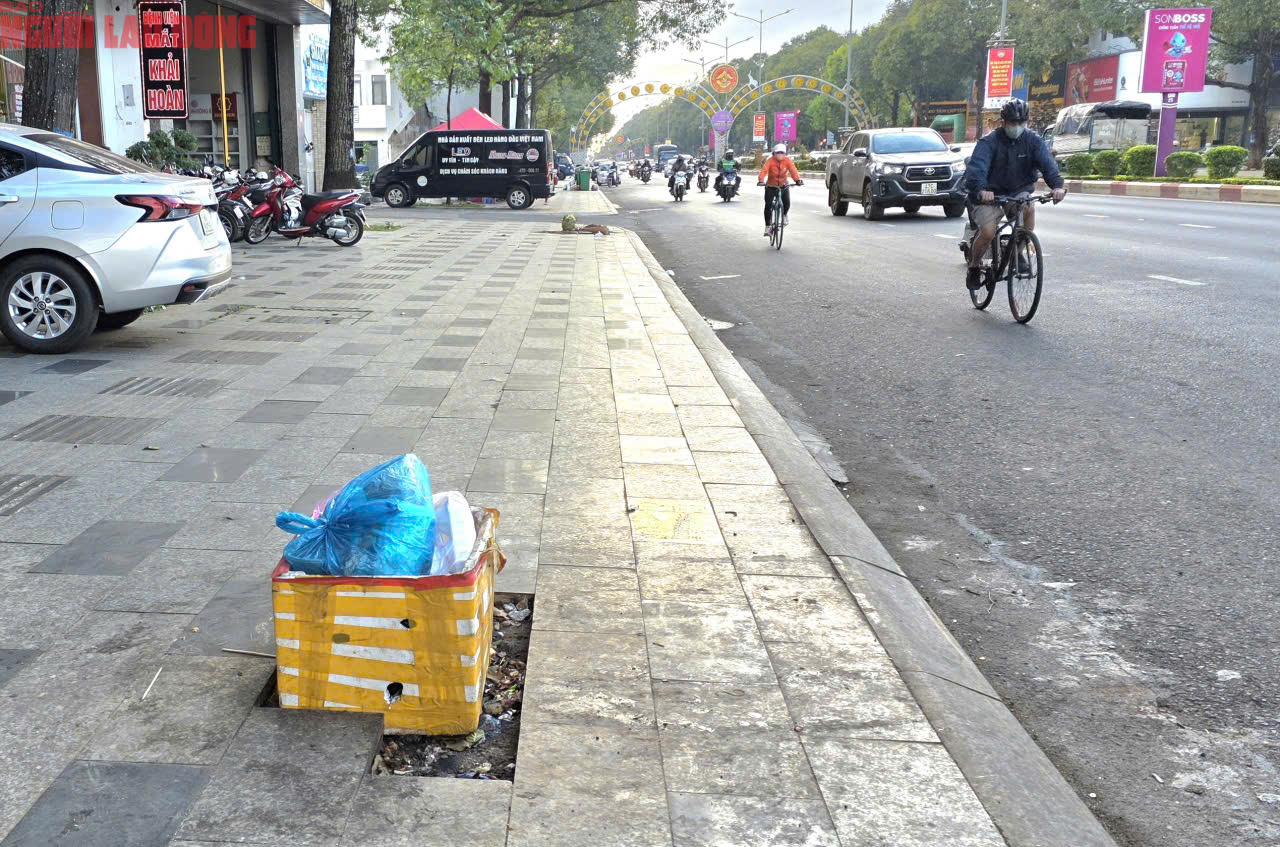 Vỉa h&egrave; Đắk Lắk vừa l&aacute;t đ&aacute; tự nhi&ecirc;n lại bị đ&agrave;o xới g&acirc;y l&atilde;ng ph&iacute; - Ảnh 4.