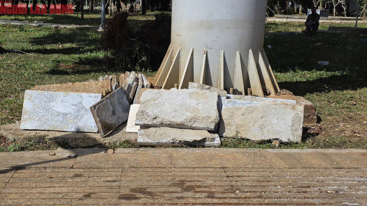 Vỉa h&egrave; Đắk Lắk vừa l&aacute;t đ&aacute; tự nhi&ecirc;n lại bị đ&agrave;o xới g&acirc;y l&atilde;ng ph&iacute; - Ảnh 5.