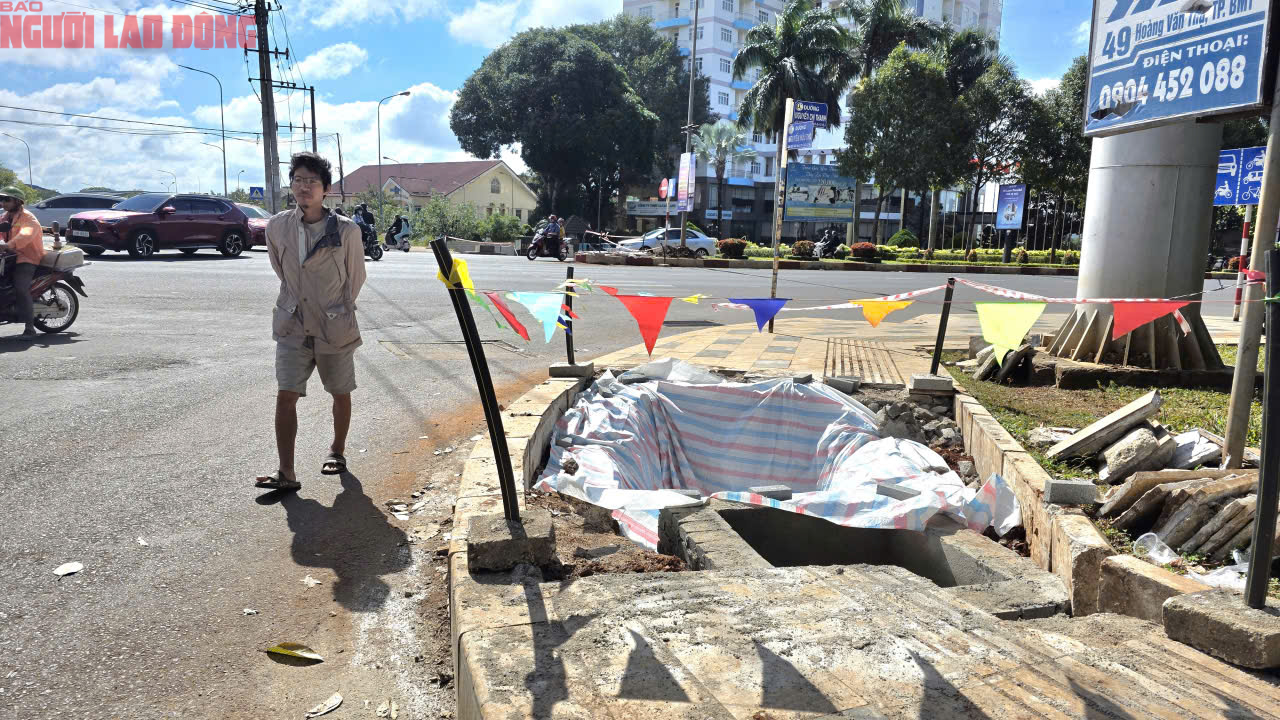 Vỉa h&egrave; Đắk Lắk vừa l&aacute;t đ&aacute; tự nhi&ecirc;n lại bị đ&agrave;o xới g&acirc;y l&atilde;ng ph&iacute; - Ảnh 6.