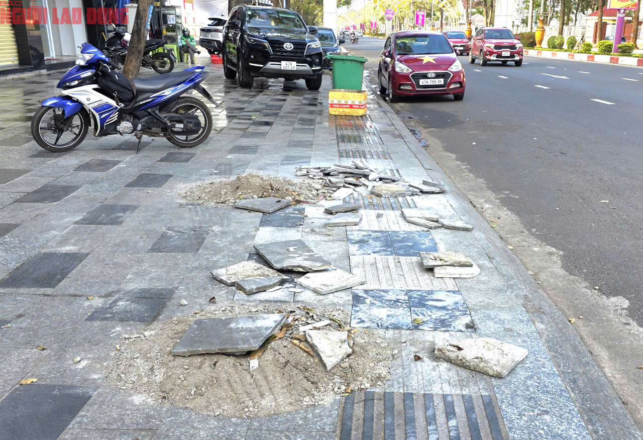 Vỉa h&egrave; Đắk Lắk vừa l&aacute;t đ&aacute; tự nhi&ecirc;n lại bị đ&agrave;o xới g&acirc;y l&atilde;ng ph&iacute; - Ảnh 7.