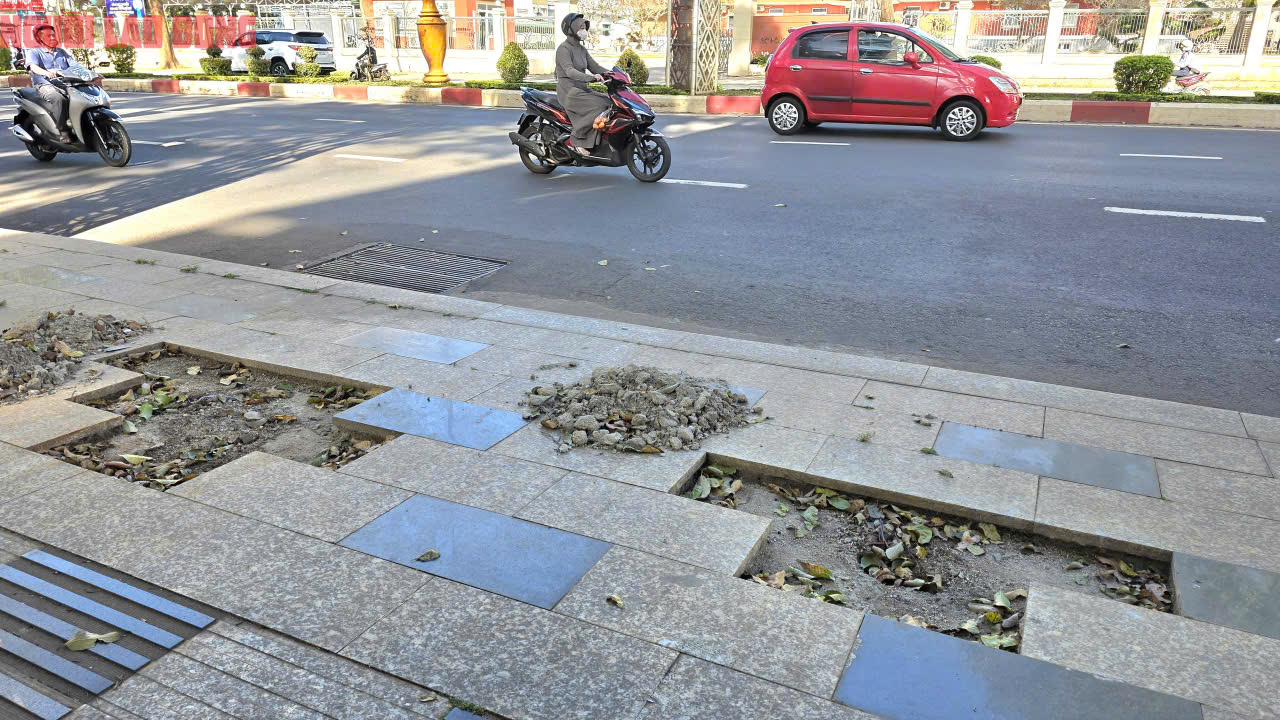 Vỉa h&egrave; Đắk Lắk vừa l&aacute;t đ&aacute; tự nhi&ecirc;n lại bị đ&agrave;o xới g&acirc;y l&atilde;ng ph&iacute; - Ảnh 8.