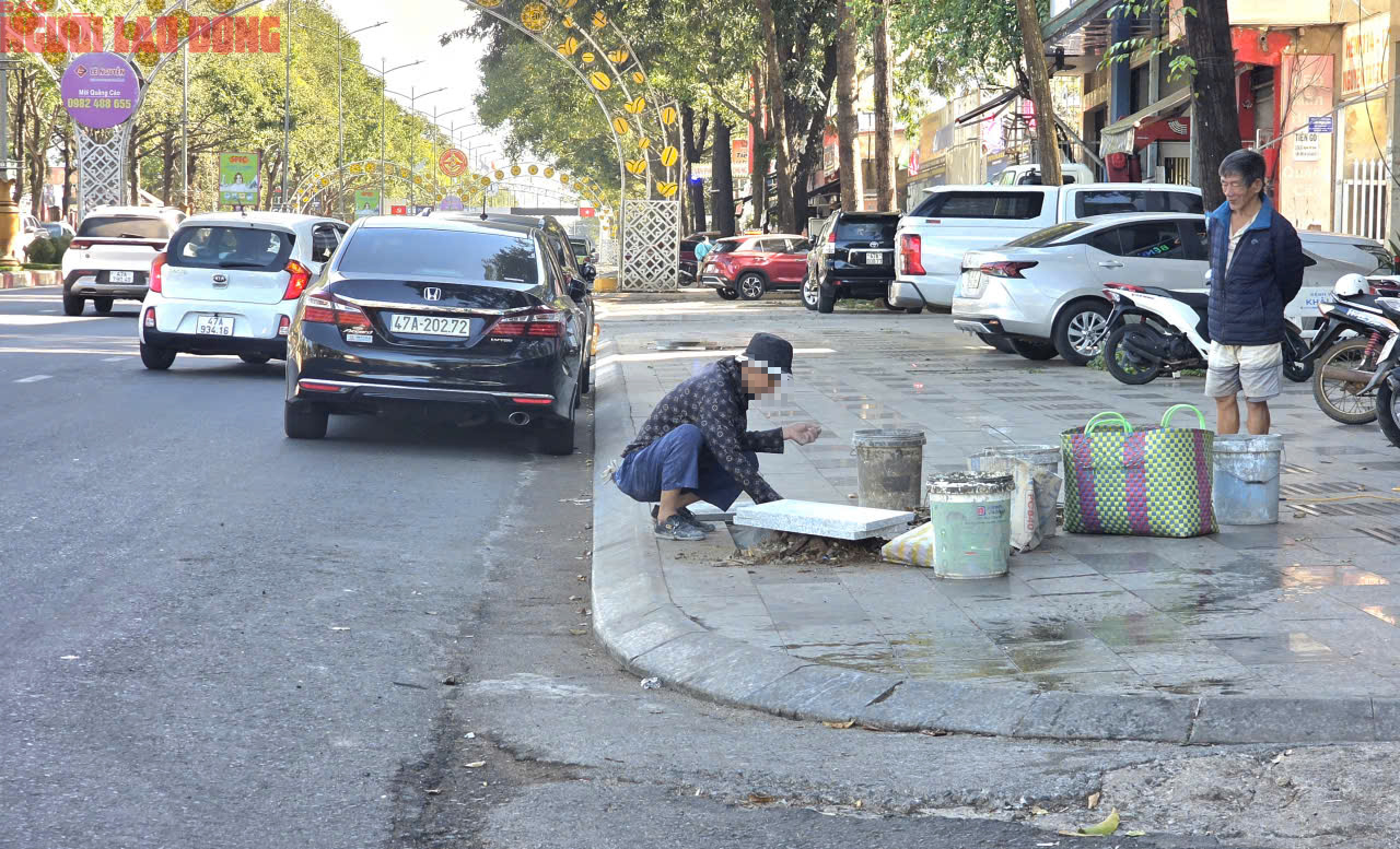 Vỉa h&egrave; Đắk Lắk vừa l&aacute;t đ&aacute; tự nhi&ecirc;n lại bị đ&agrave;o xới g&acirc;y l&atilde;ng ph&iacute; - Ảnh 11.