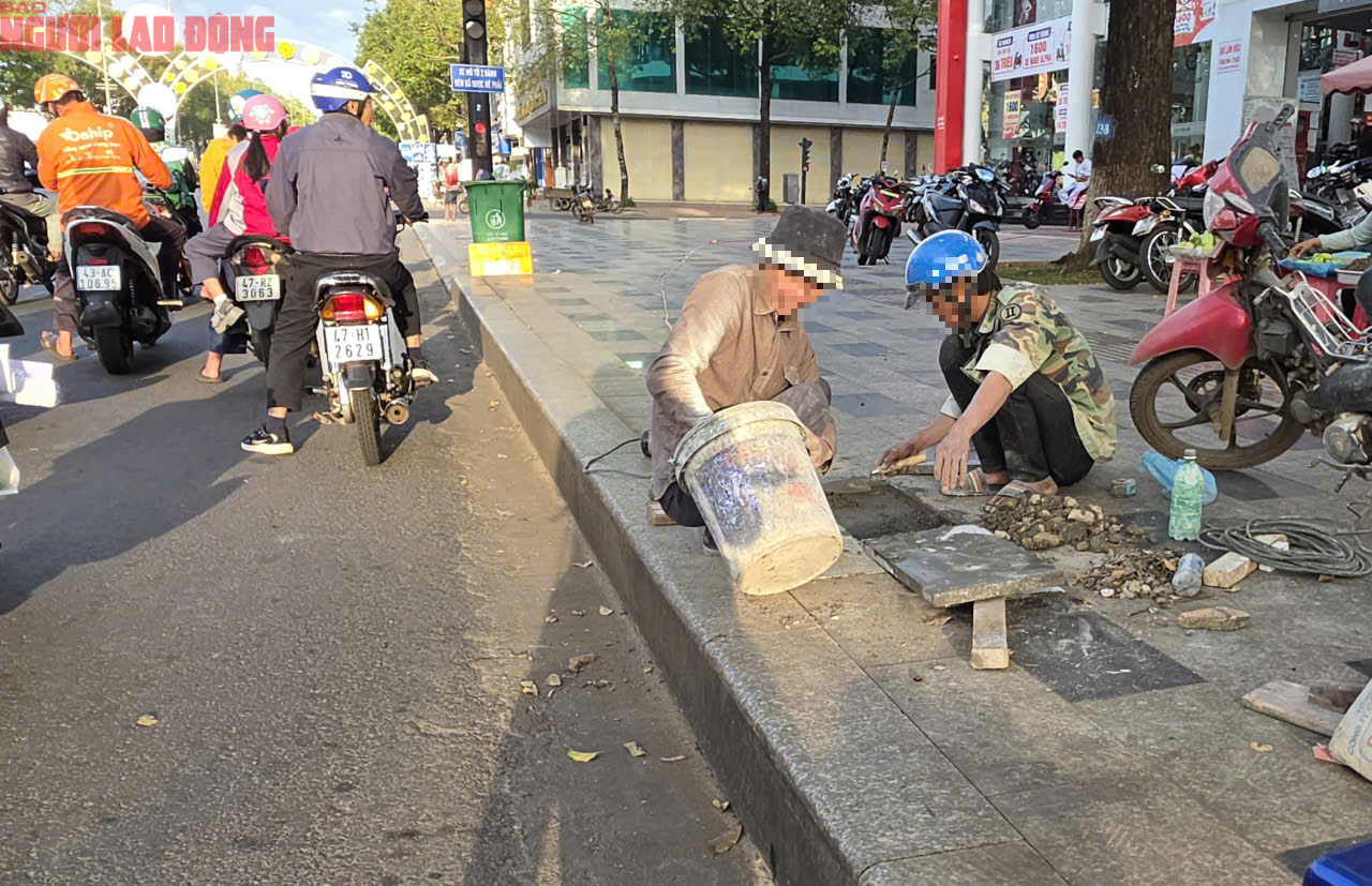 Vỉa h&egrave; Đắk Lắk vừa l&aacute;t đ&aacute; tự nhi&ecirc;n lại bị đ&agrave;o xới g&acirc;y l&atilde;ng ph&iacute; - Ảnh 12.