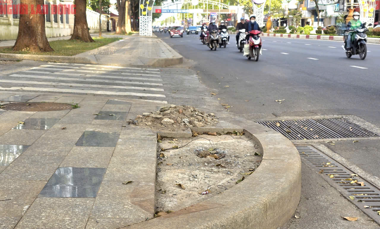 Vỉa h&egrave; Đắk Lắk vừa l&aacute;t đ&aacute; tự nhi&ecirc;n lại bị đ&agrave;o xới g&acirc;y l&atilde;ng ph&iacute; - Ảnh 13.