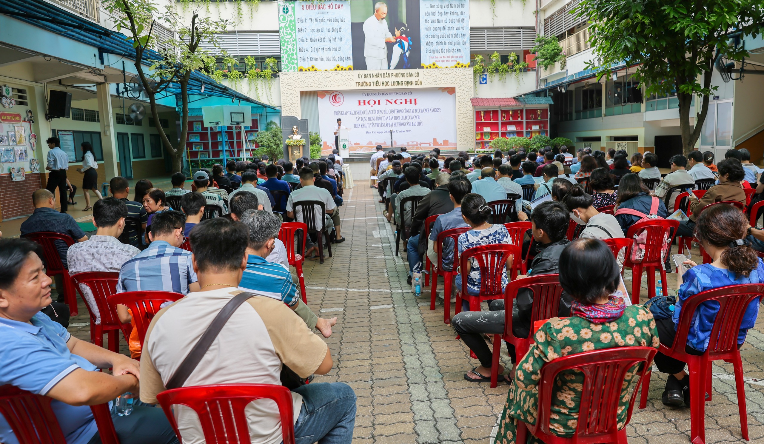 Kh&ocirc;ng để "b&agrave; hỏa" g&otilde; cửa: Phường B&agrave;n Cờ siết chặt ph&ograve;ng ch&aacute;y từ khu d&acirc;n cư - Ảnh 1.