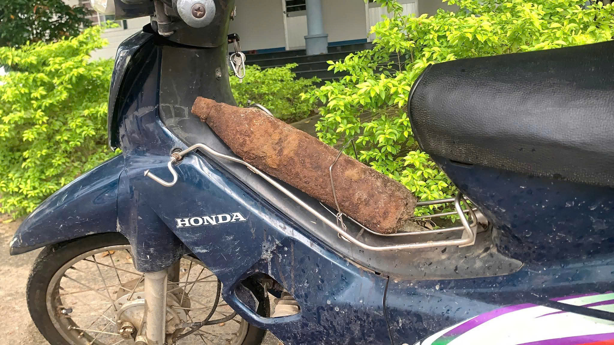 Phát hiện đạn pháo chưa nổ , người đàn ông giao nộp cho công an xã Tuy An Nam - Ảnh 1.