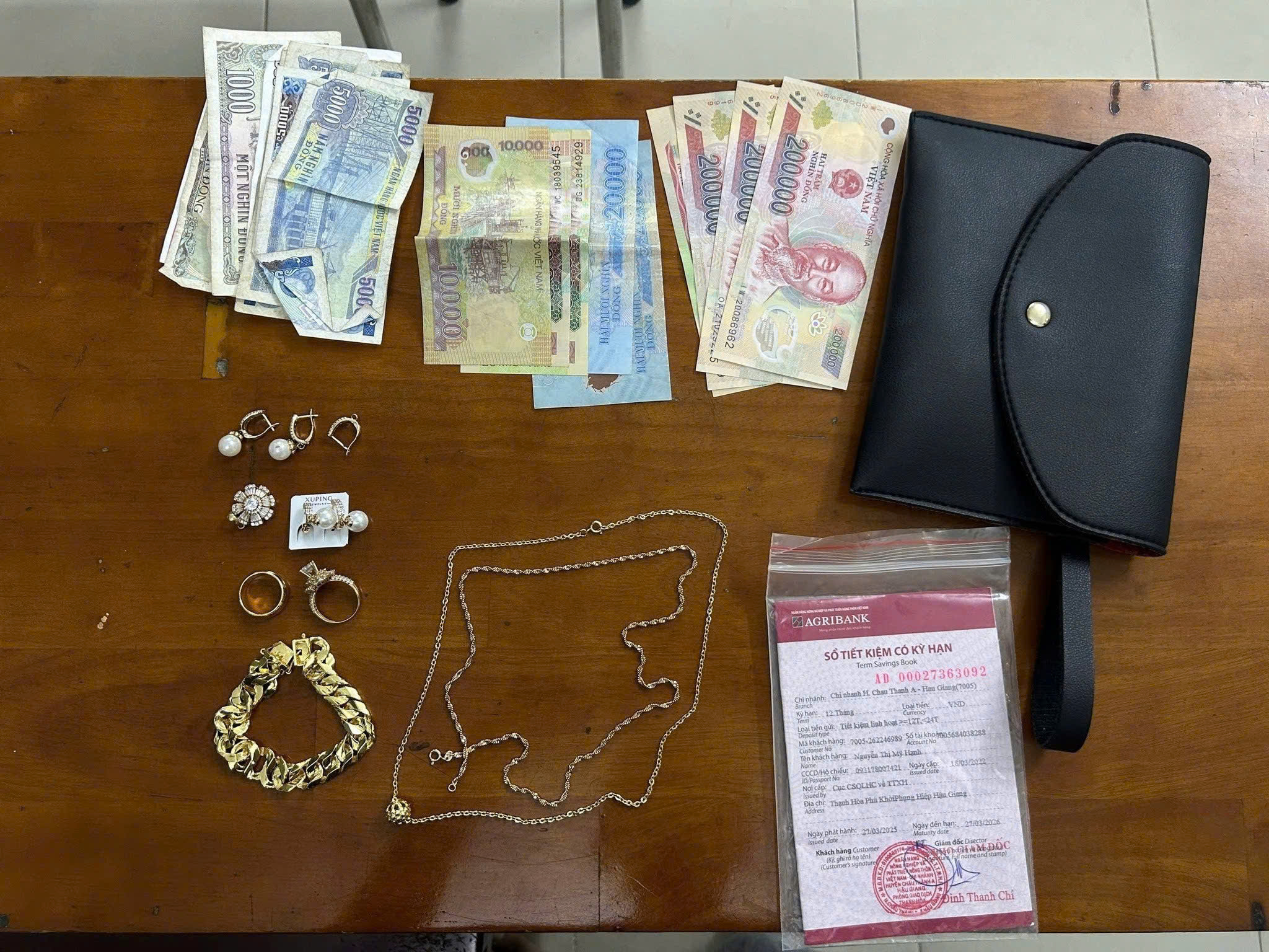 Nhặt được ví chứa vàng ở TPHCM, người đàn ông đem tới trụ sở công an - Ảnh 2.