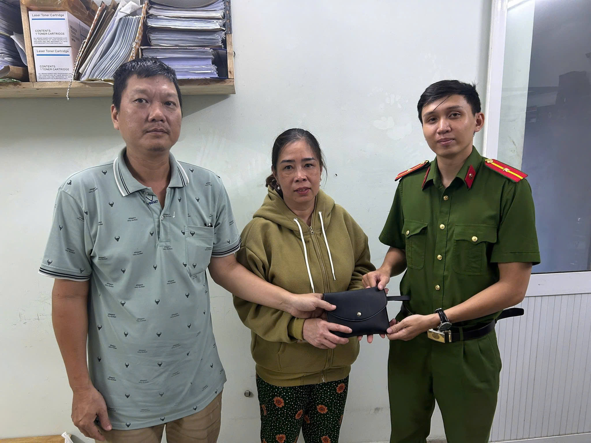 Nhặt được ví chứa vàng ở TPHCM, người đàn ông đem tới trụ sở công an - Ảnh 1.