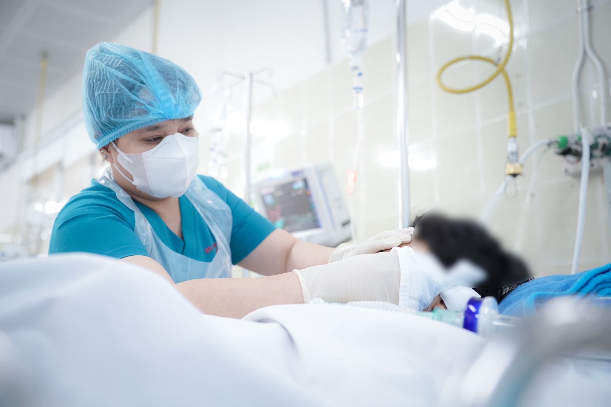 Đề xuất nâng lương khởi điểm cho bác sĩ mới ra trường - Ảnh 1.