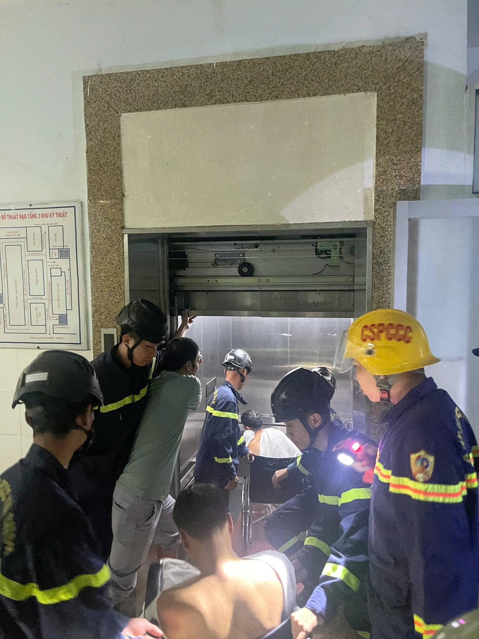 Công an Đà Nẵng giải cứu an toàn 3 người kẹt trong thang máy Bệnh viện Quảng Nam - Ảnh 2.