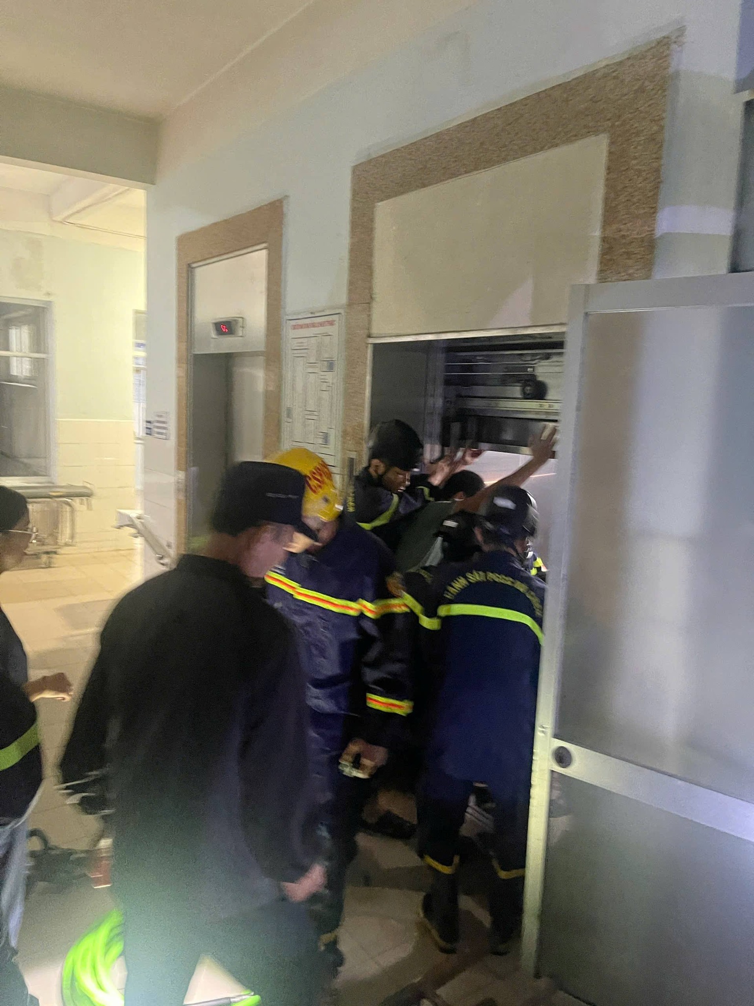 Công an Đà Nẵng giải cứu an toàn 3 người kẹt trong thang máy Bệnh viện Quảng Nam - Ảnh 1.